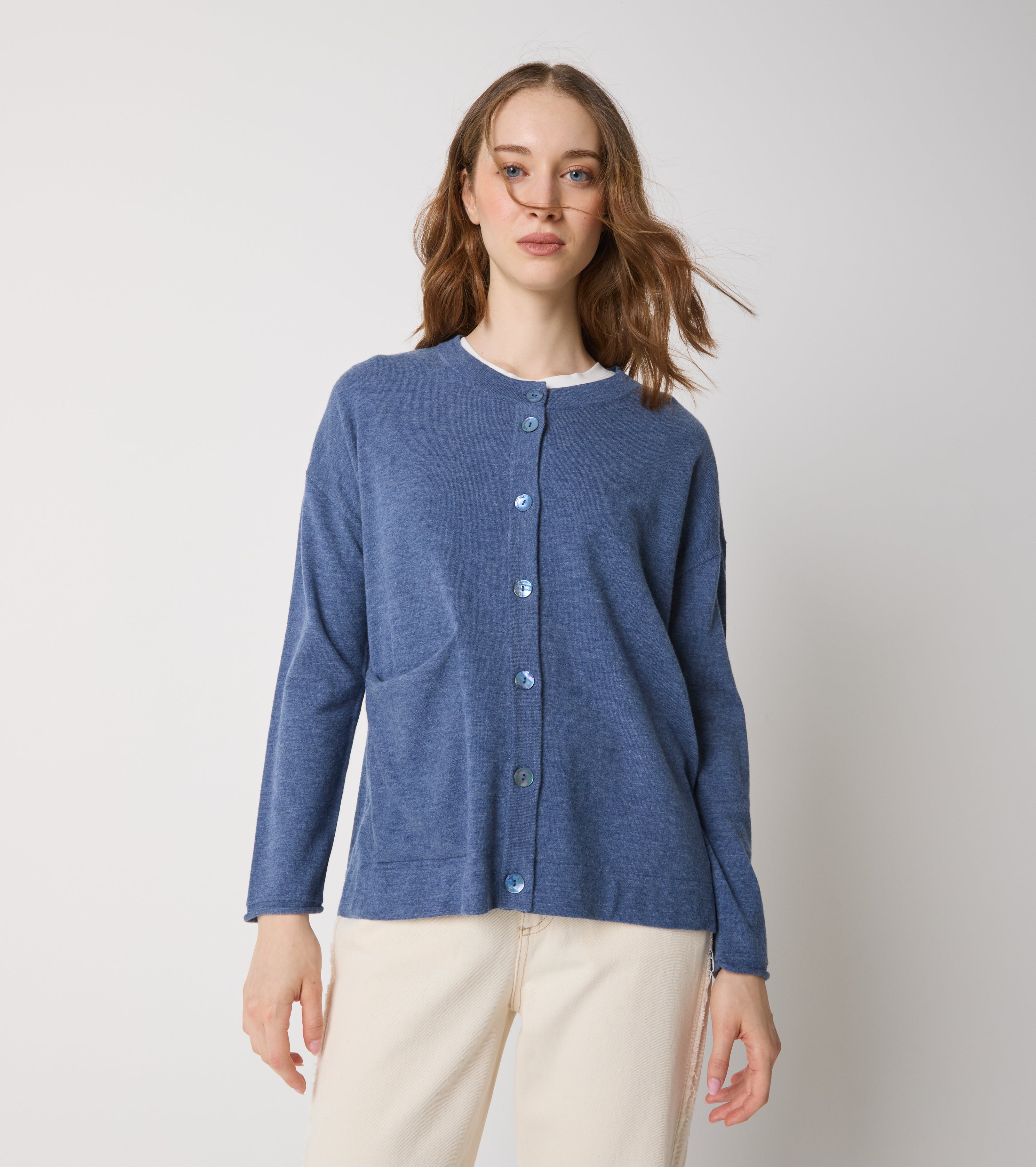 Cardigan in lana con tasca e bottoni