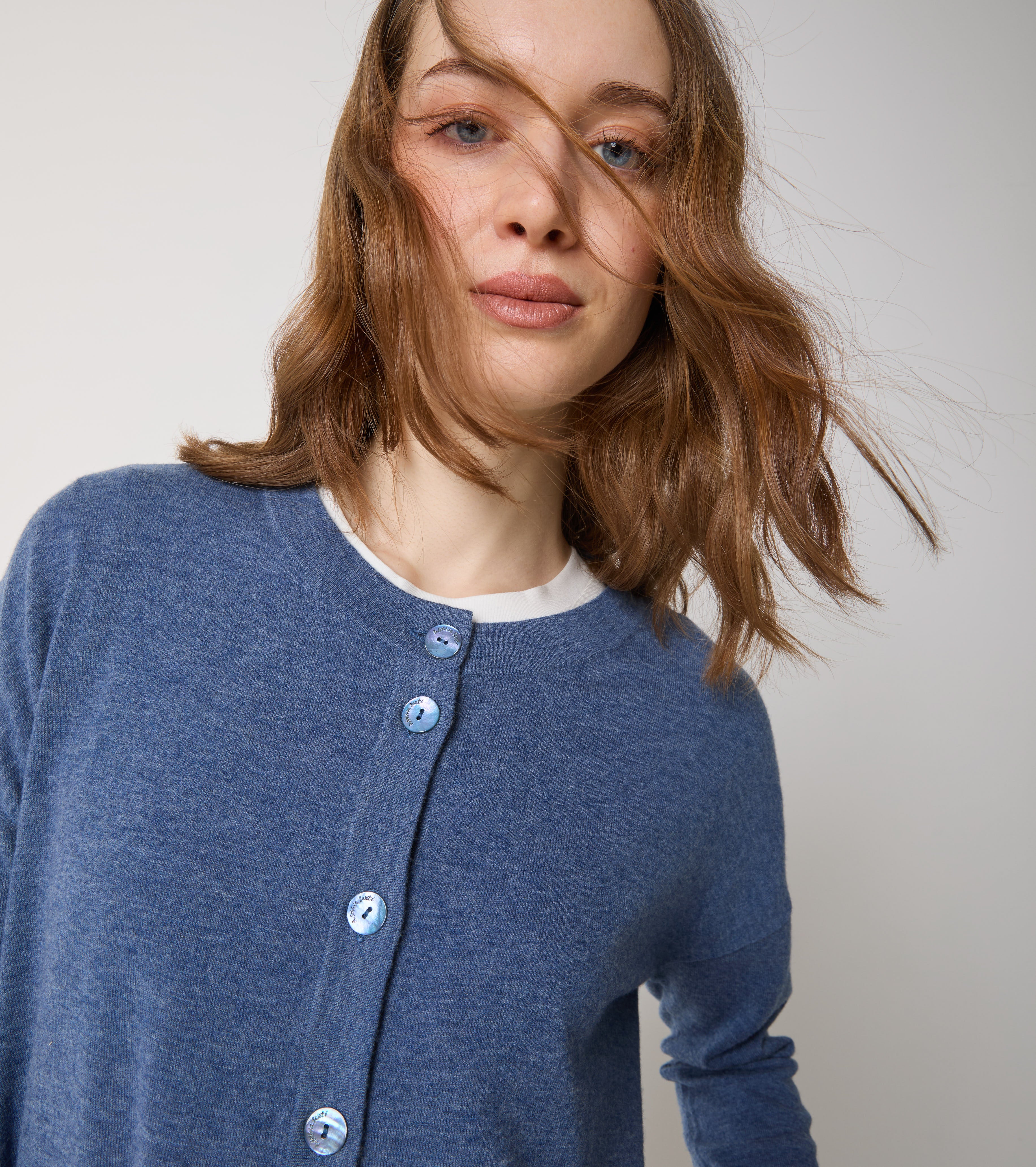 Cardigan in lana con tasca e bottoni