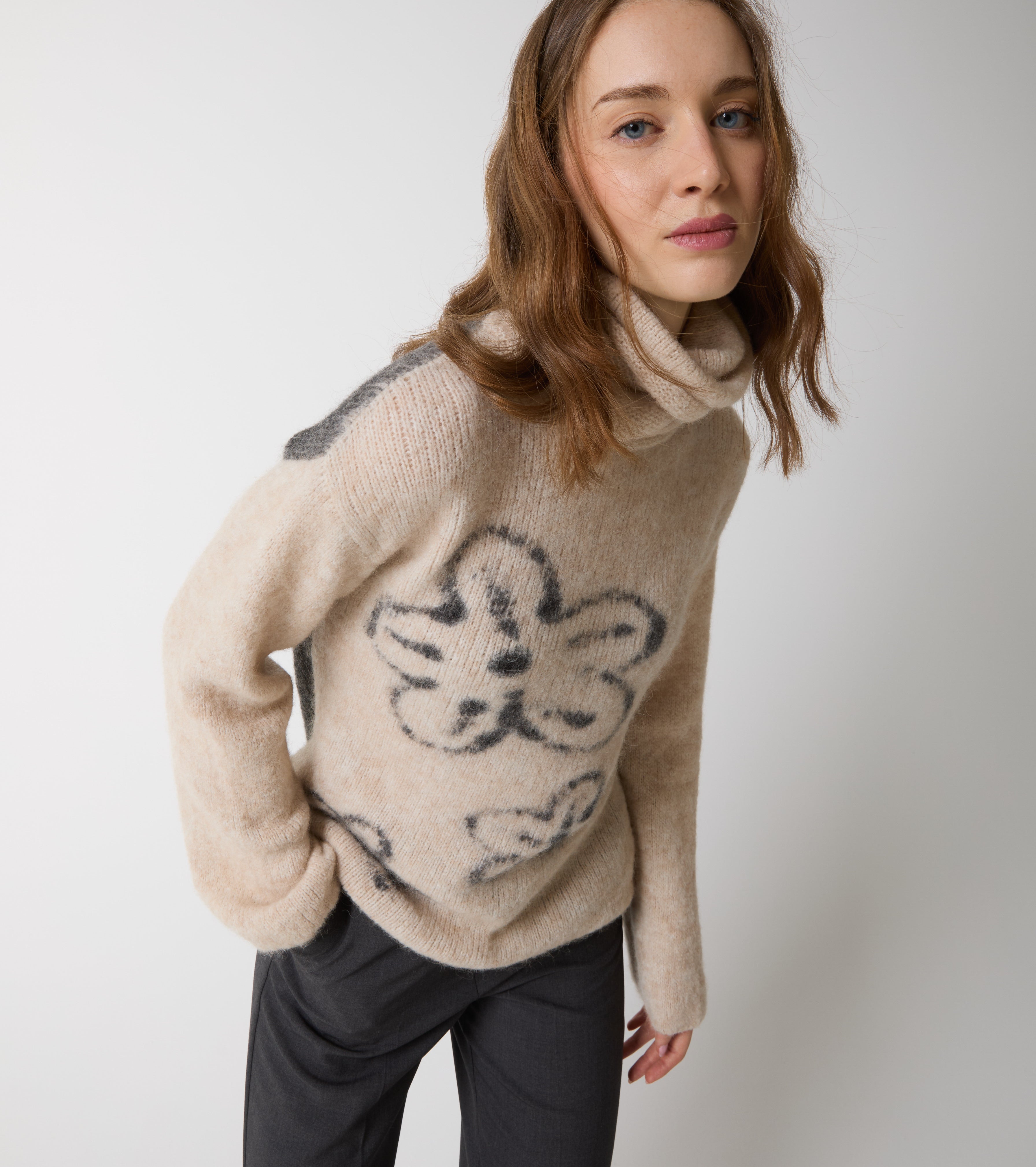 Maglia dolcevita in lana e alpaca con fiori