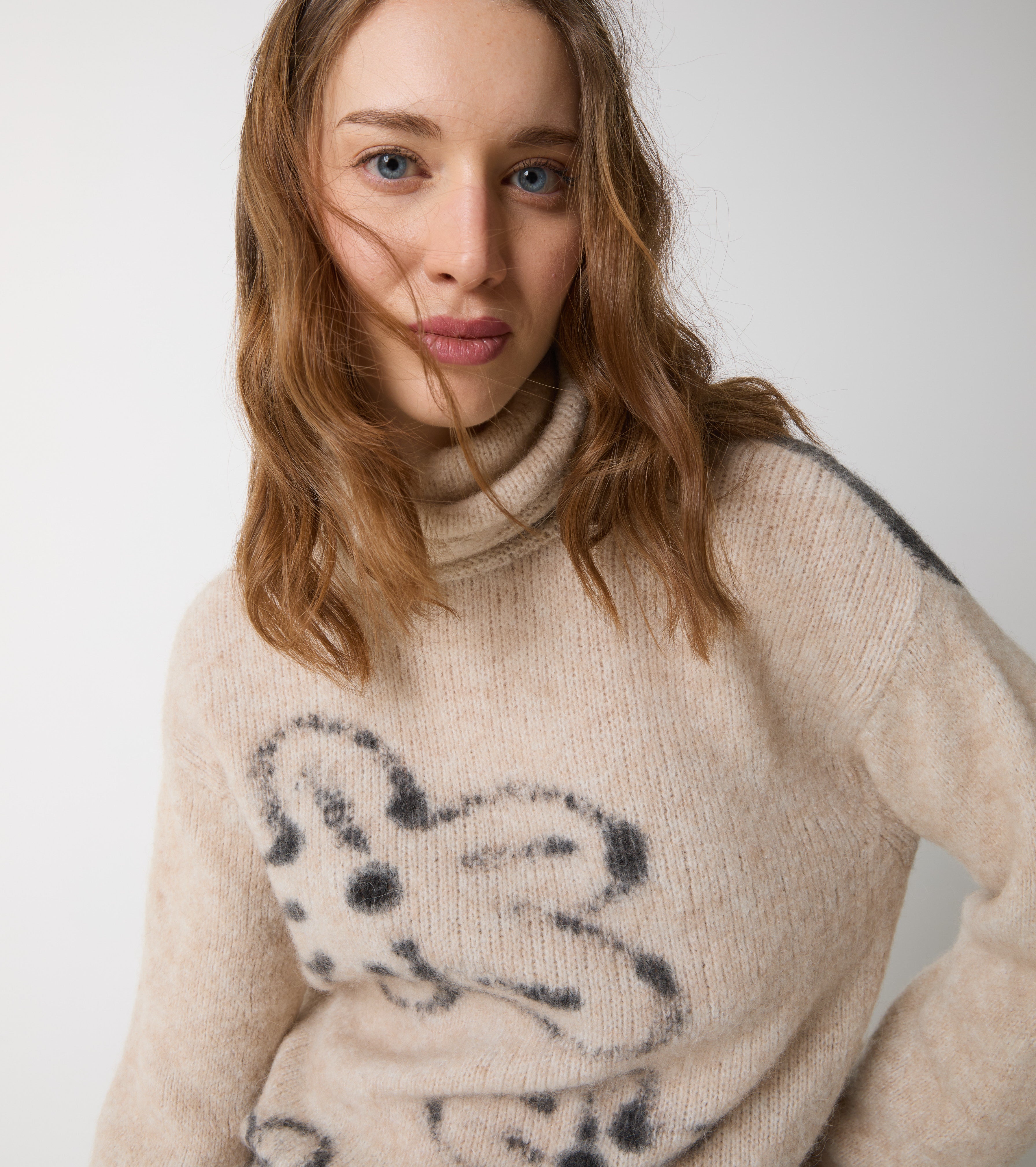 Maglia dolcevita in lana e alpaca con fiori