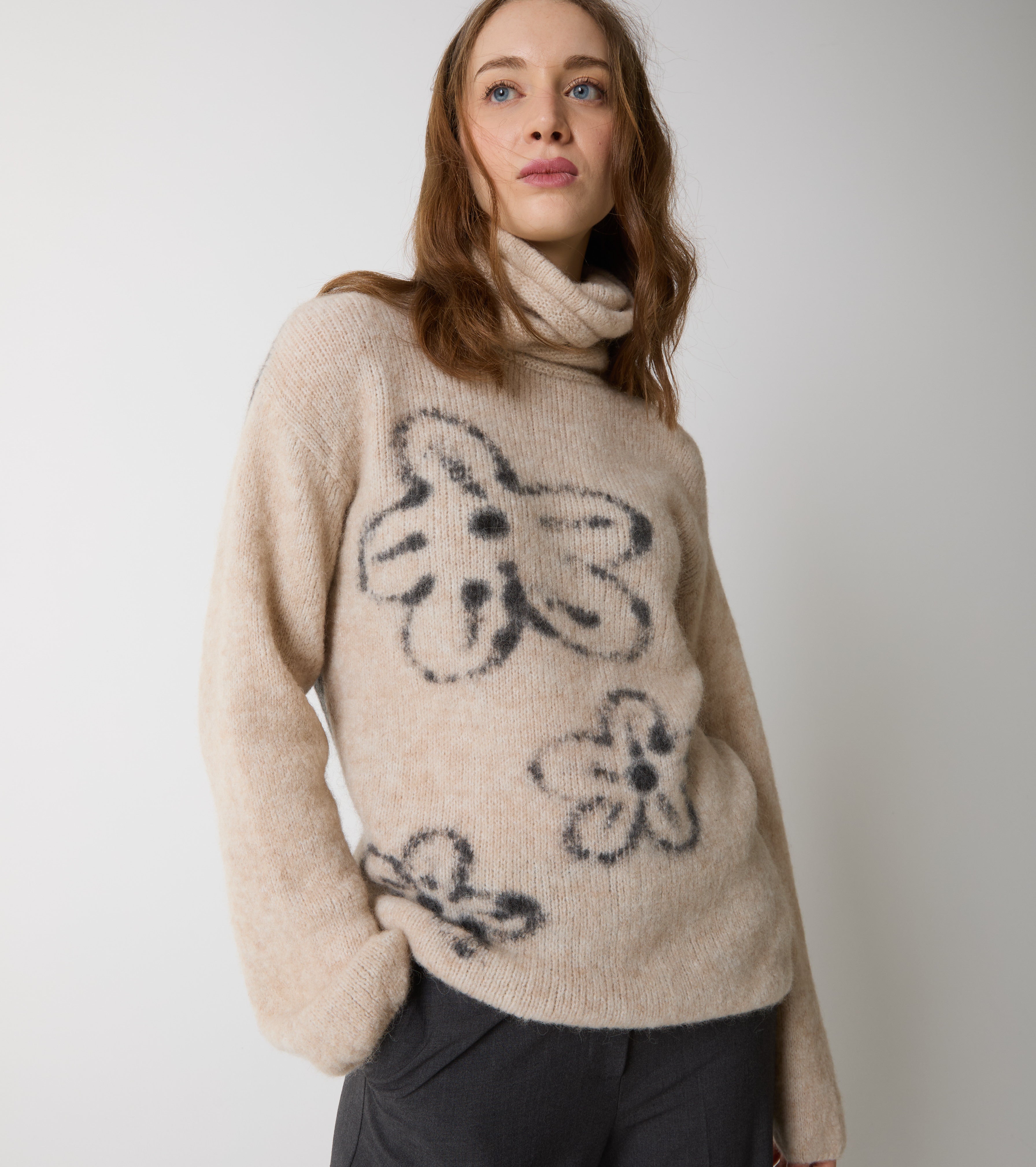 Maglia dolcevita in lana e alpaca con fiori