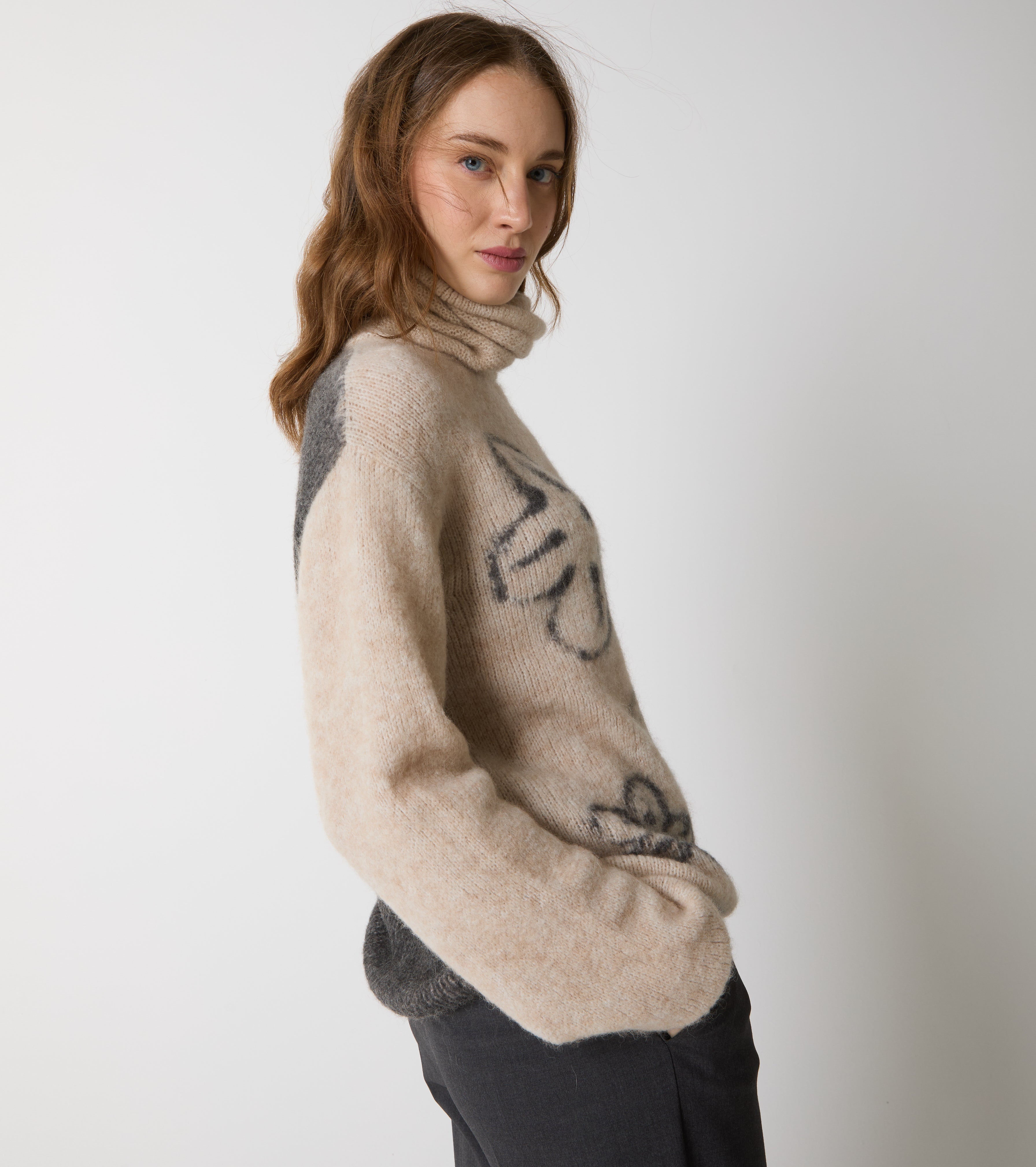 Maglia dolcevita in lana e alpaca con fiori