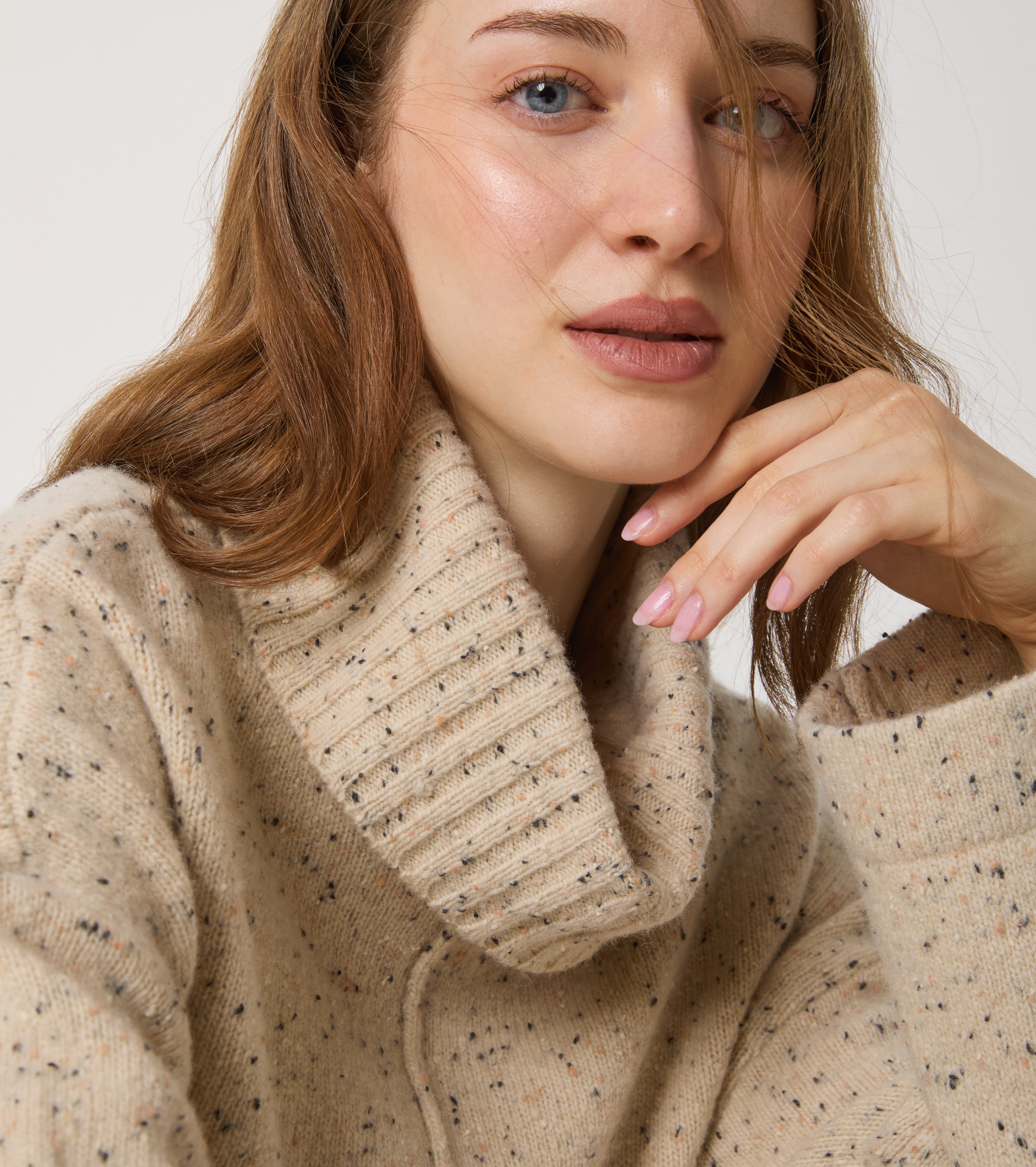 Maglia dolcevita in lana con spacchi