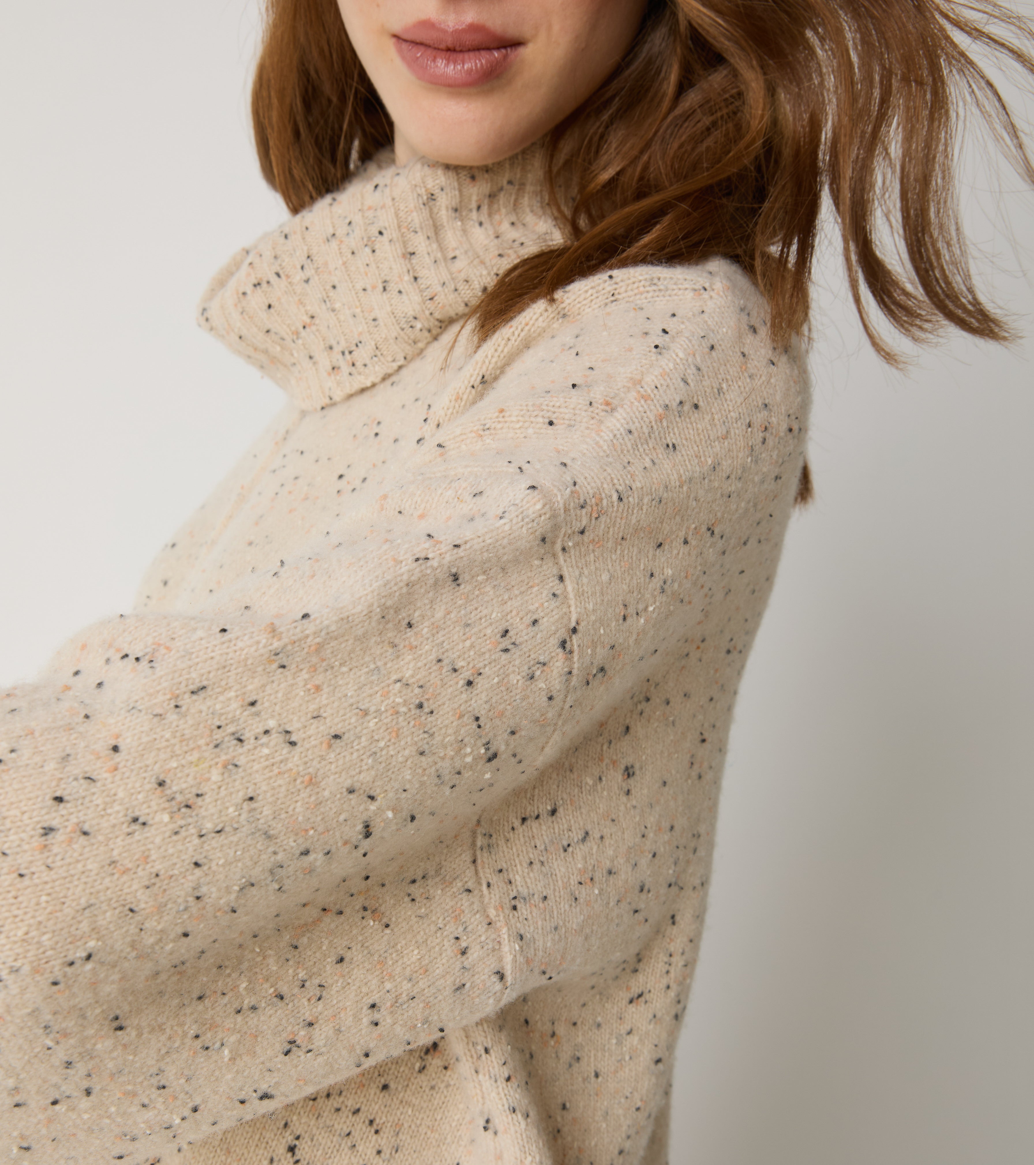 Maglia dolcevita in lana con spacchi