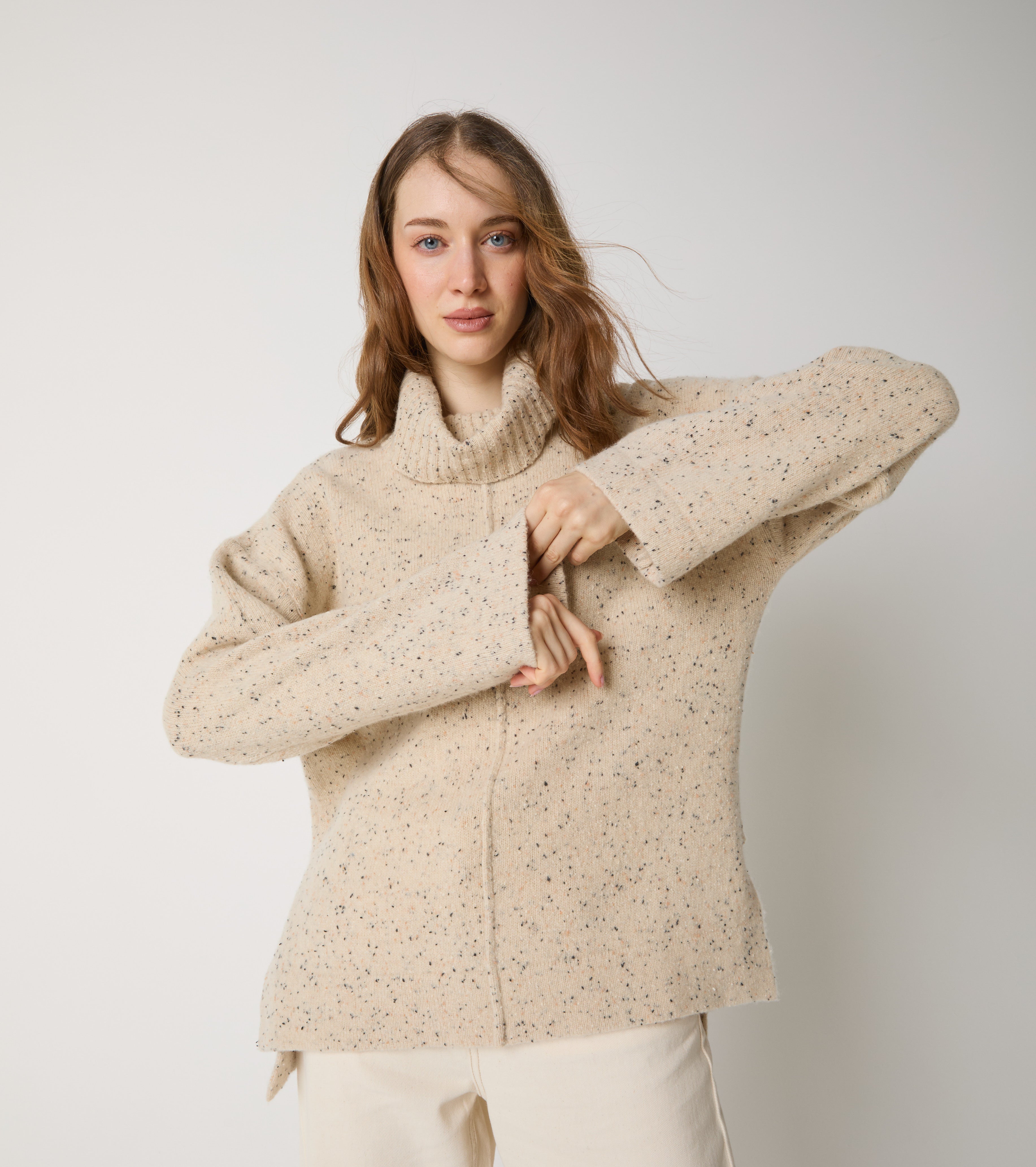 Rullekravesweater i uld med slidser