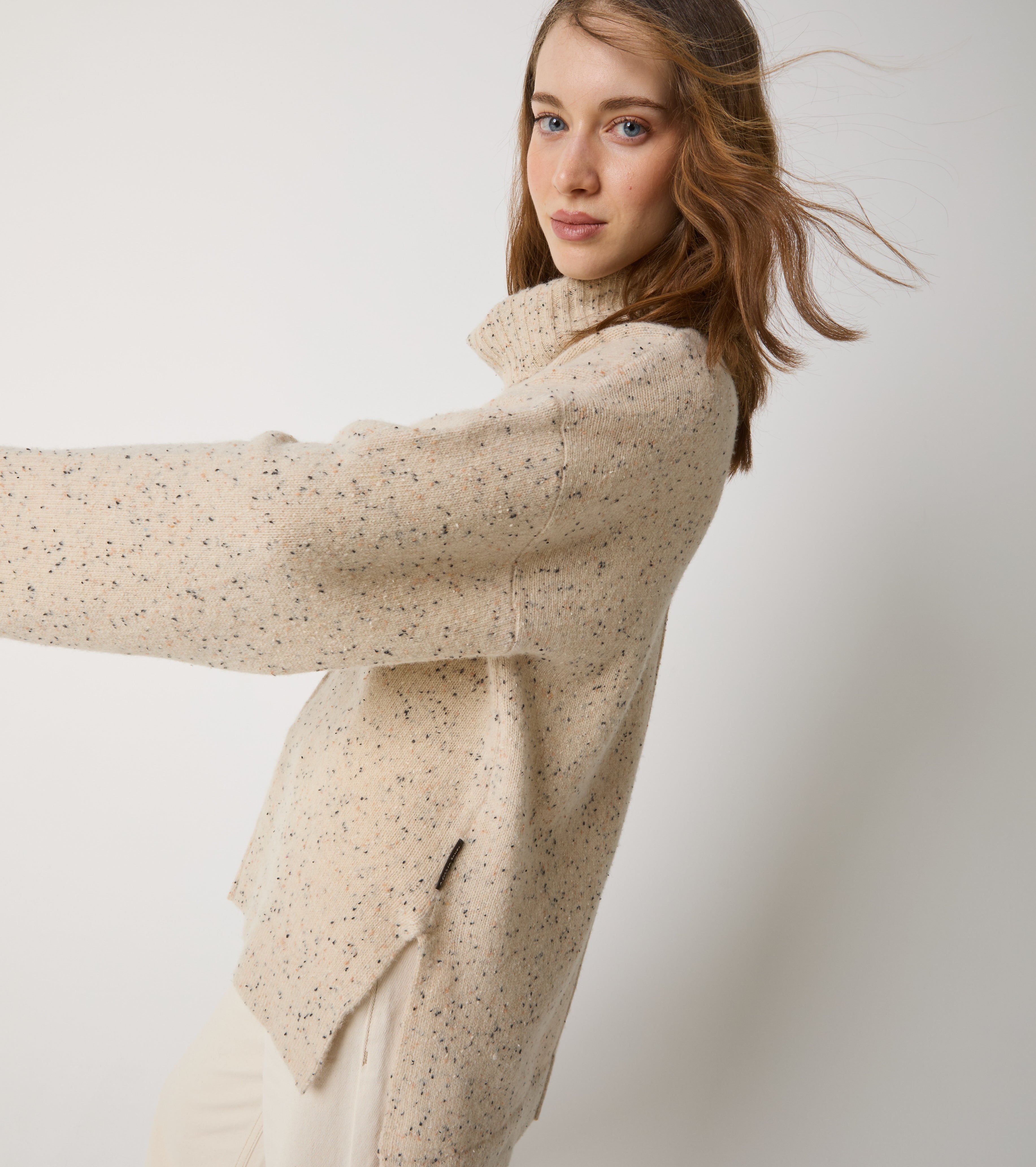 Maglia dolcevita in lana con spacchi