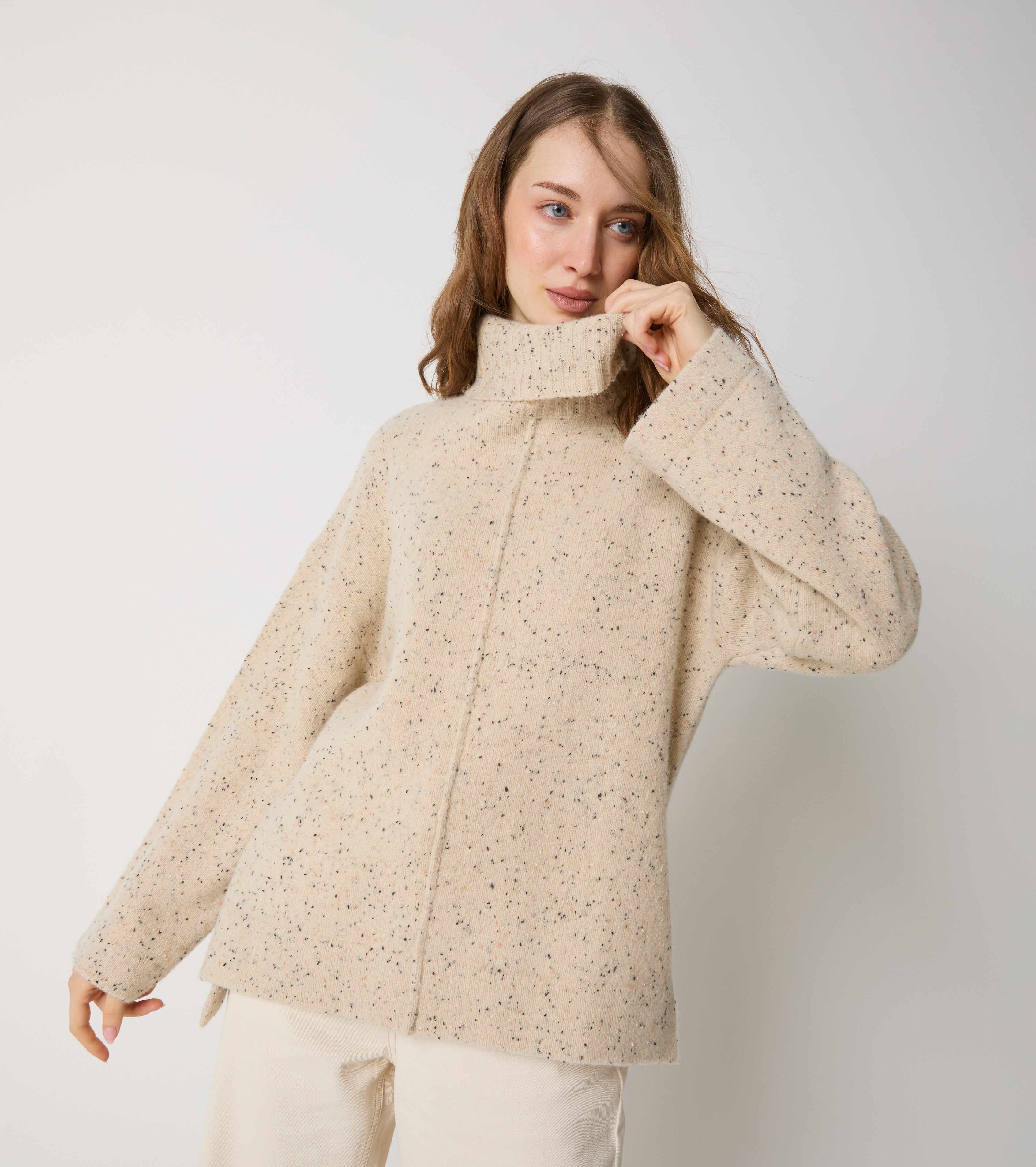 Maglia dolcevita in lana con spacchi