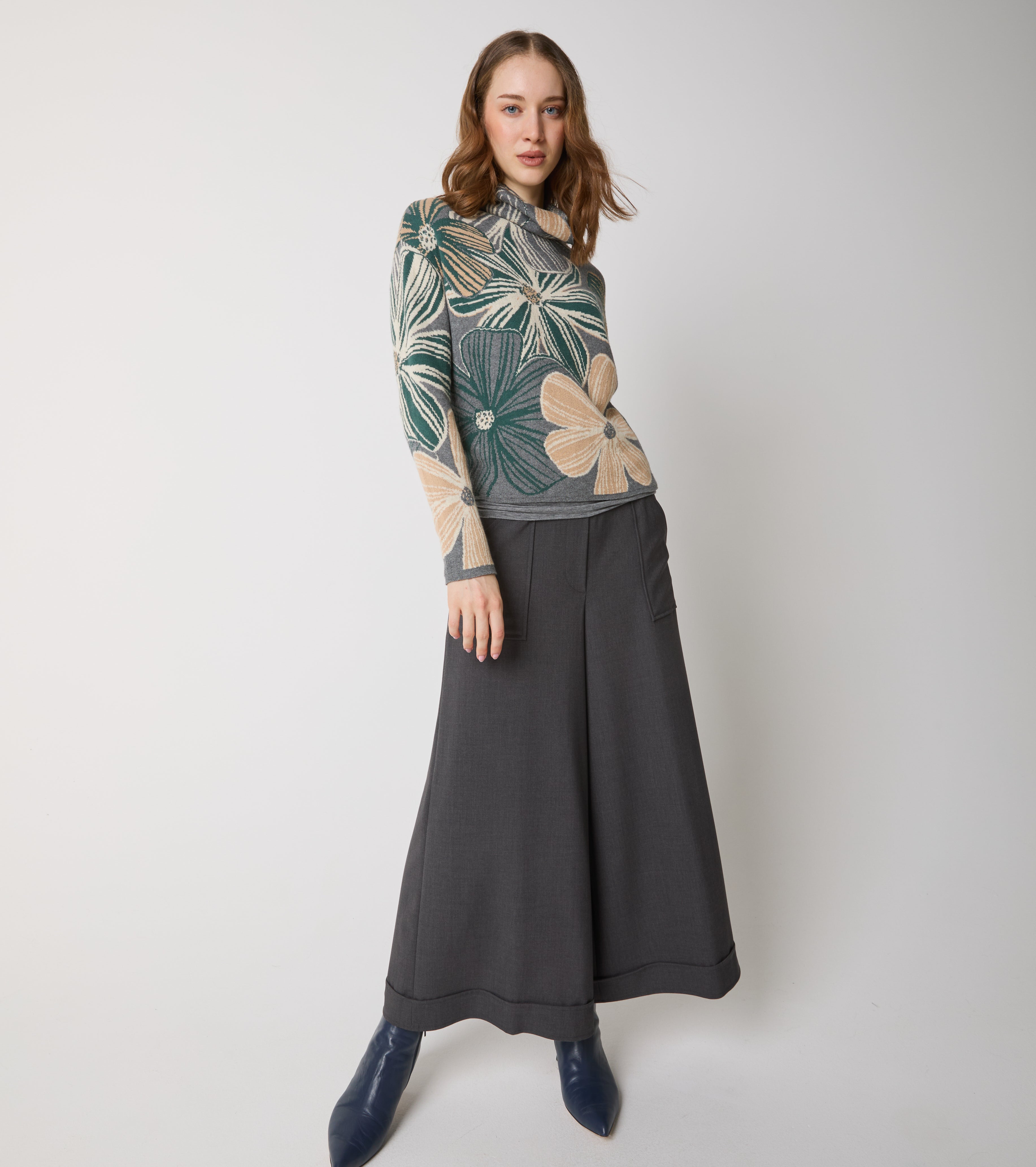 Maglia dolcevita in lana floreale