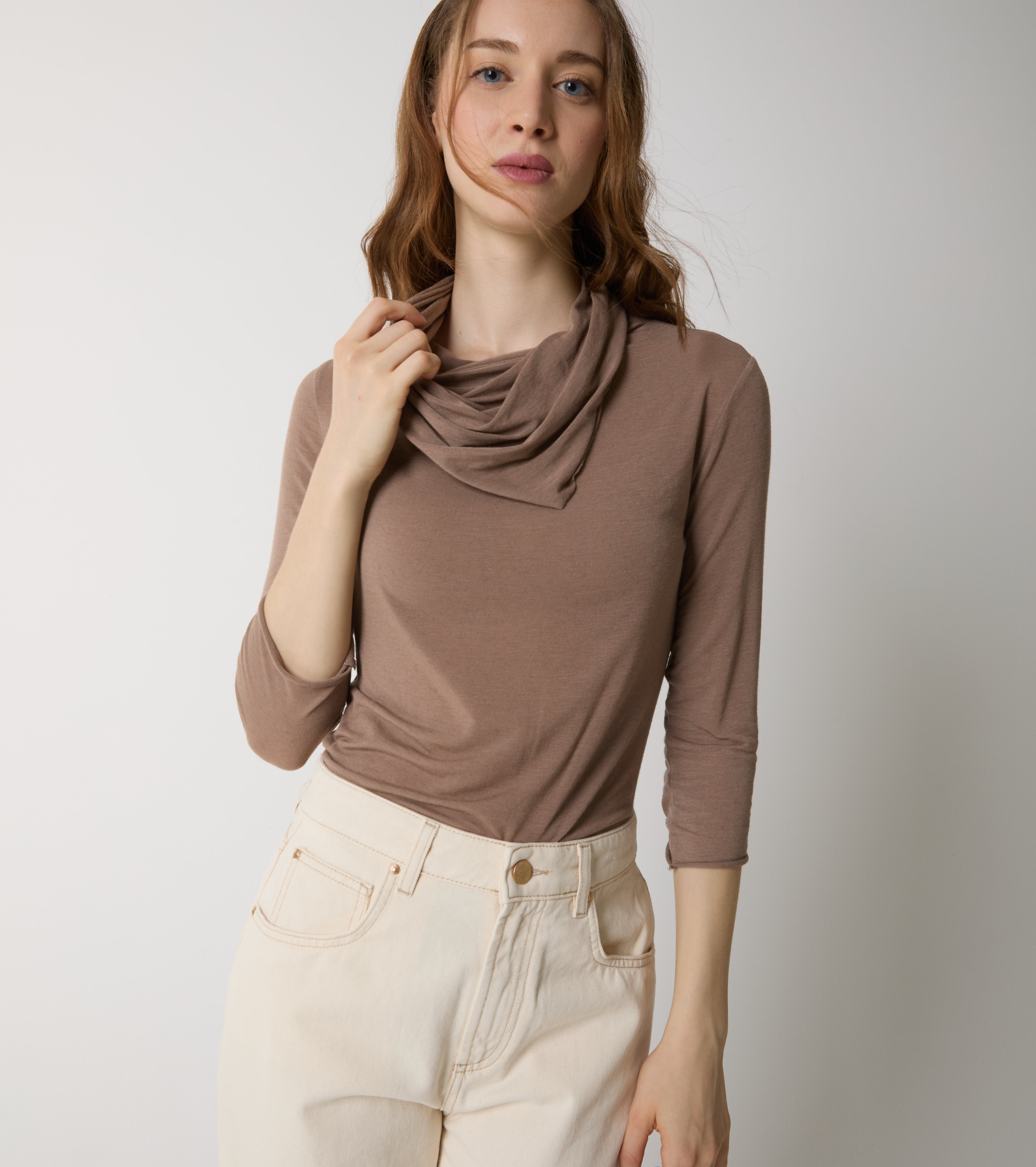 T-shirt in cashmere con collo alto