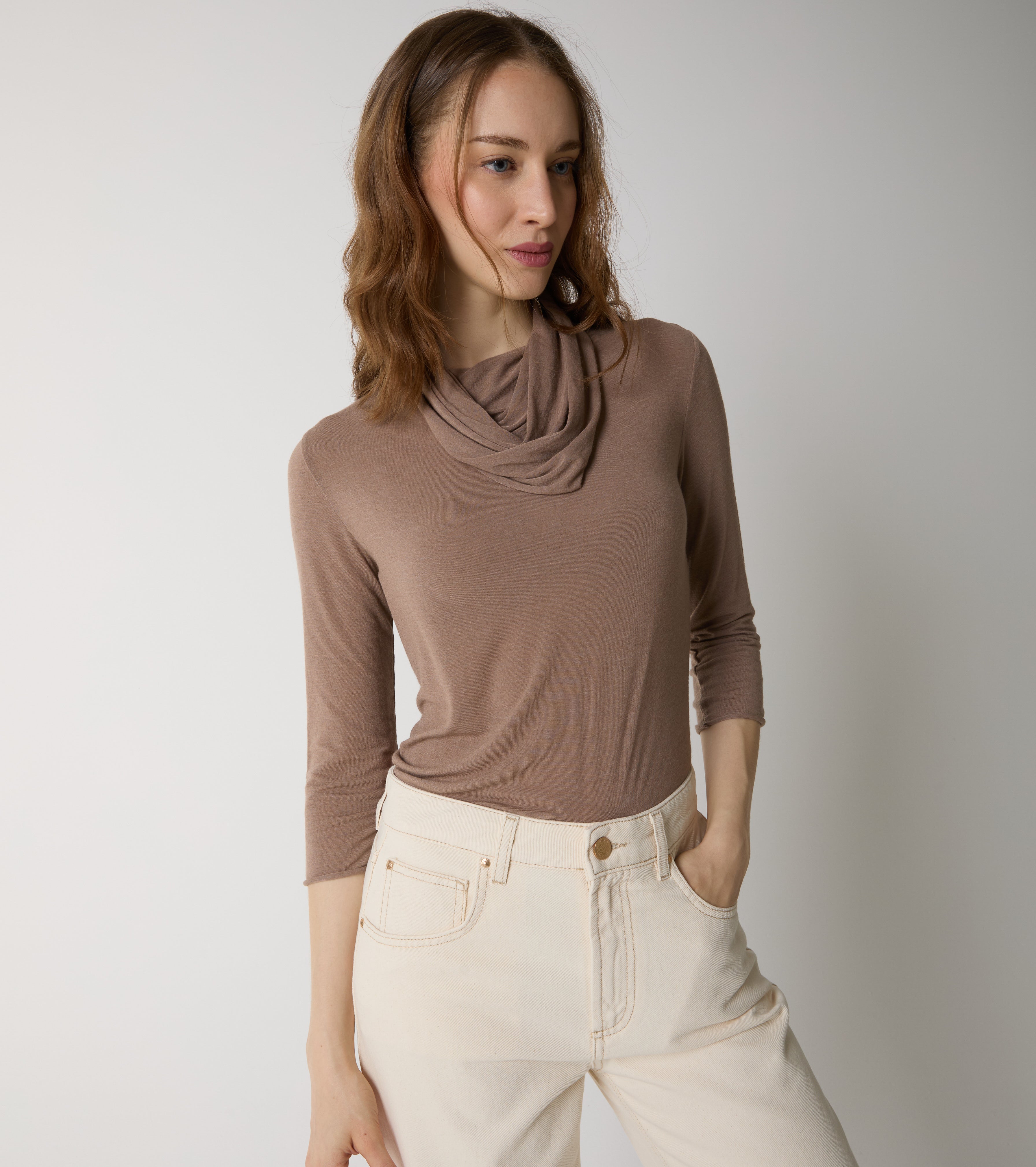T-shirt in cashmere con collo alto