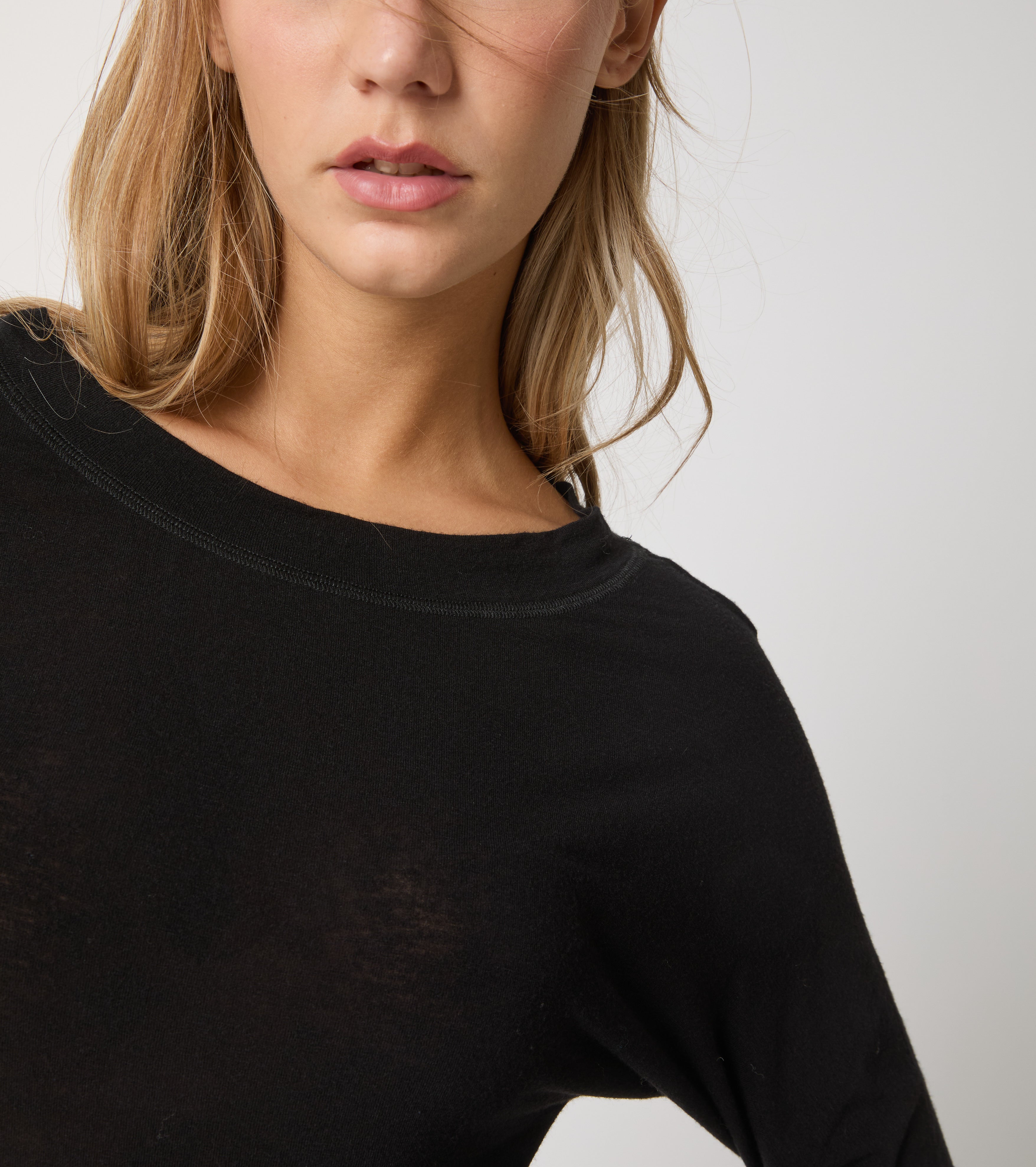 T-shirt in cashmere con maniche lunghe