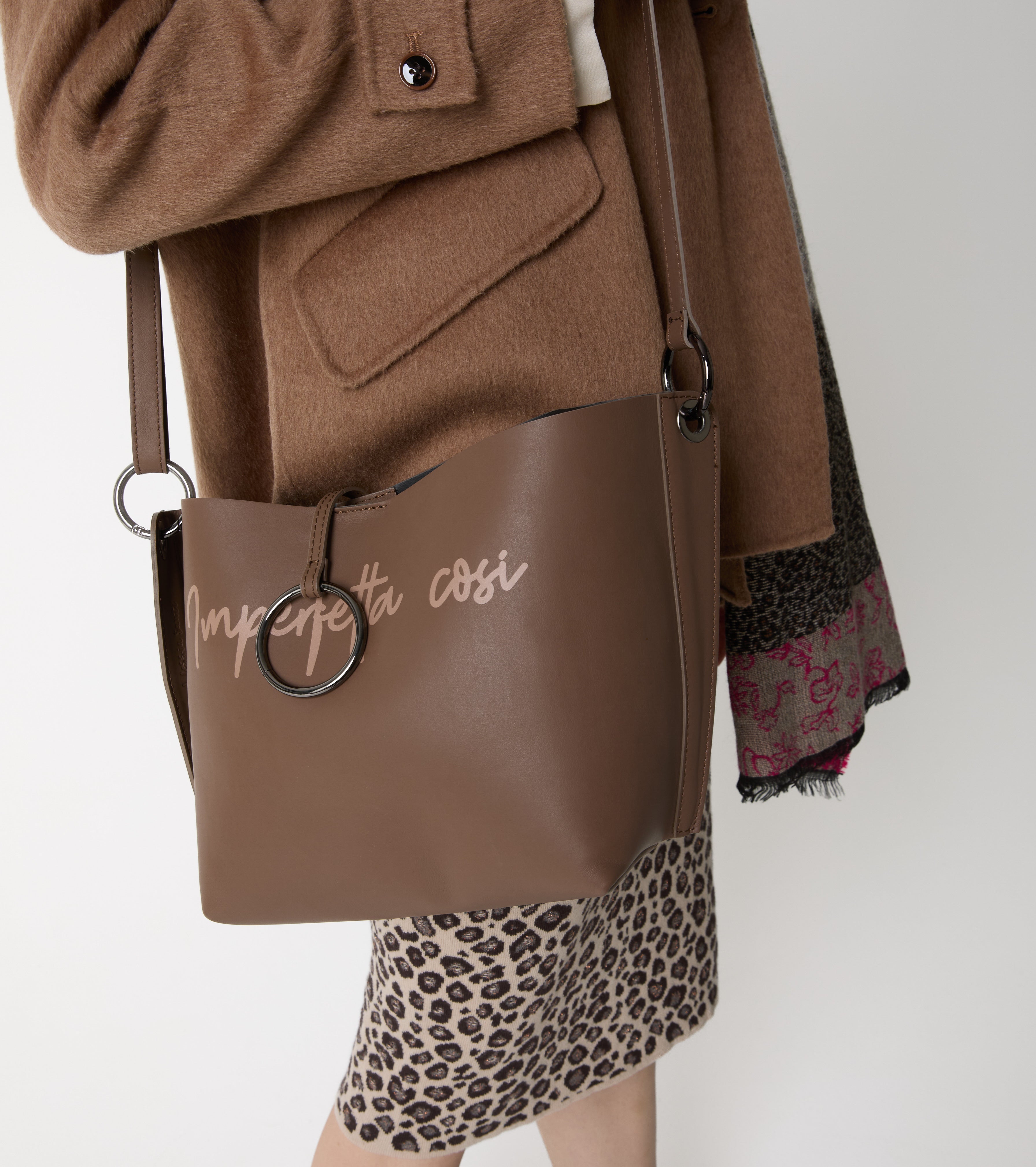 Borsa a spalla in pelle con lettering