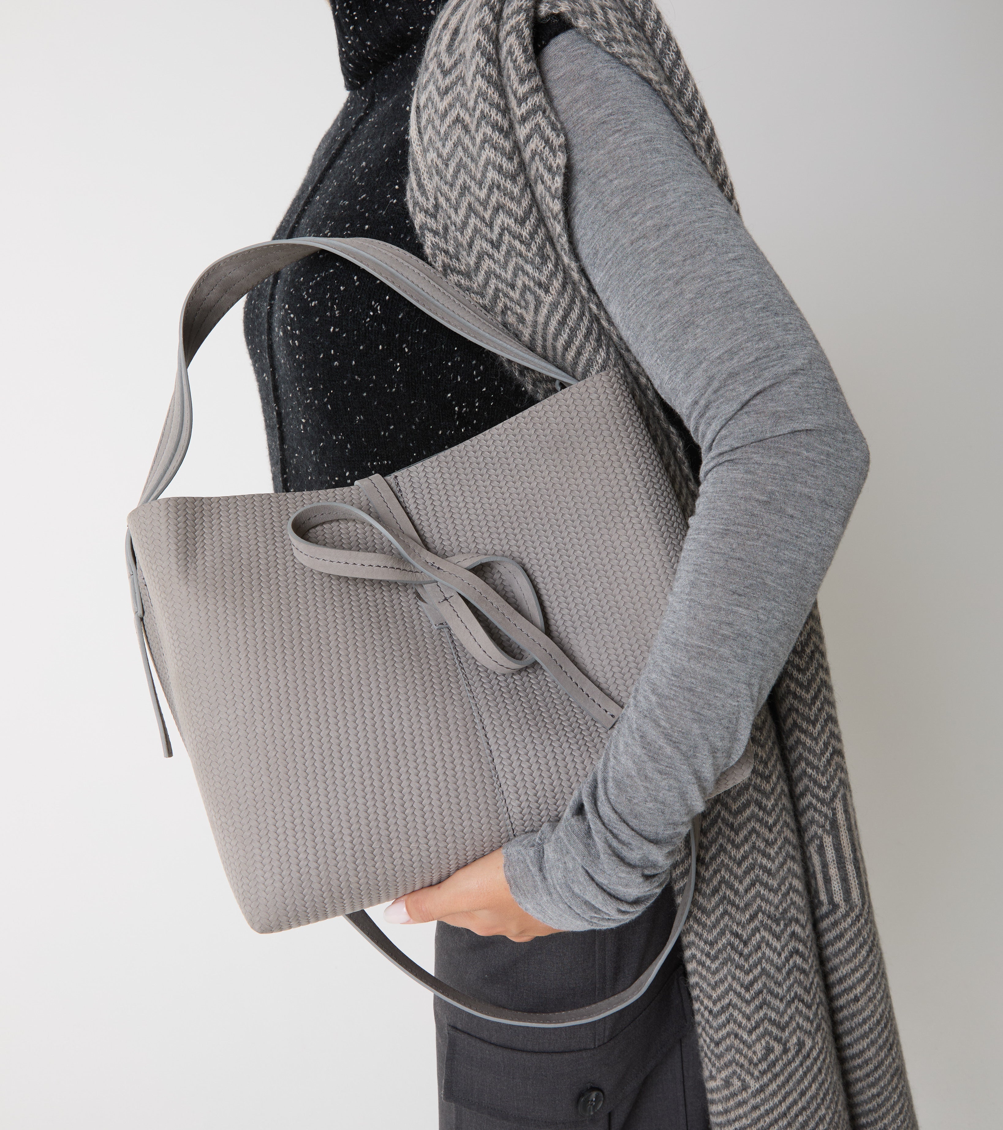 Borsa a spalla in pelle con fiocco e tracolla