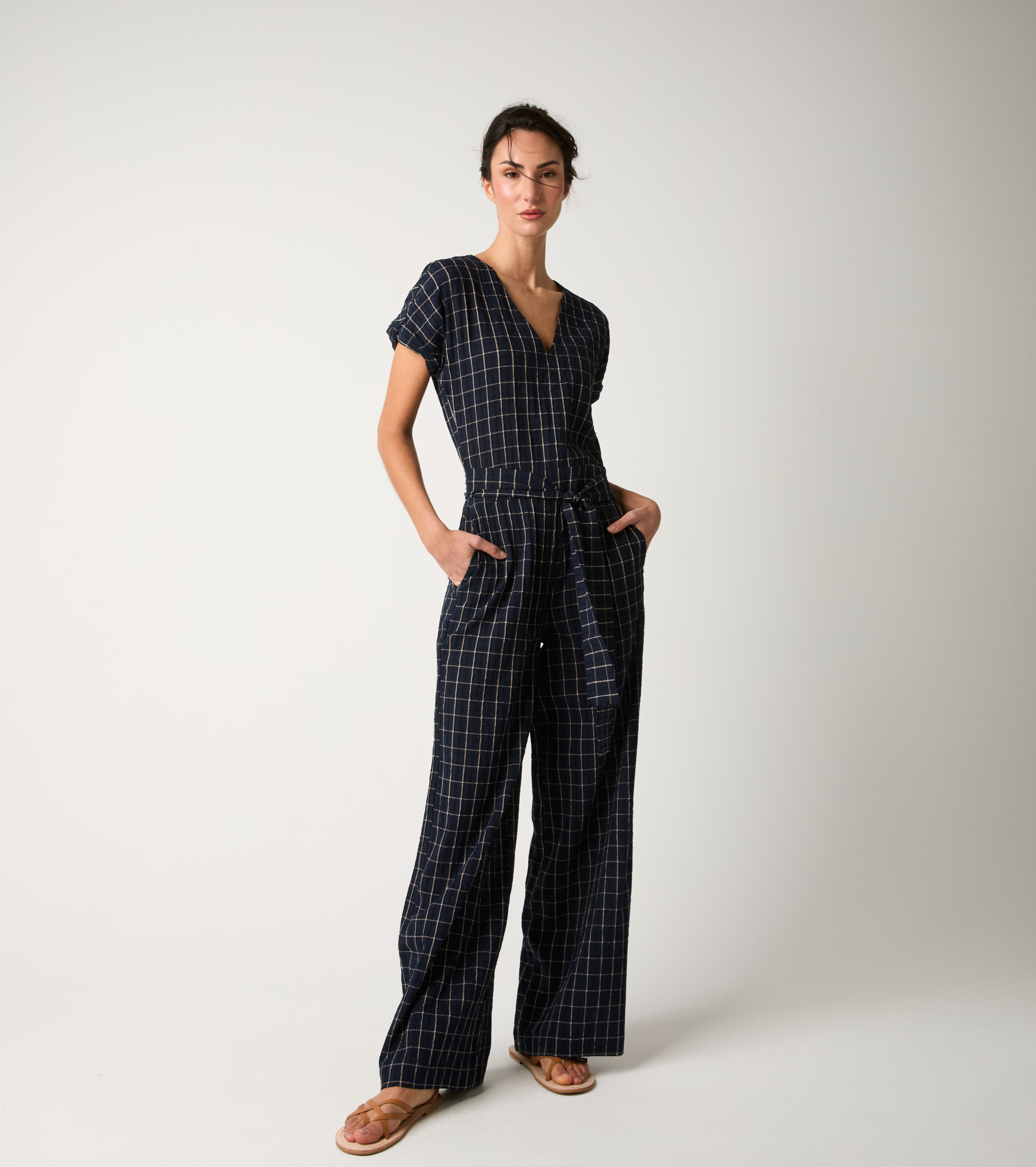 Tuta in cotone con motivo check e scollo a V blu