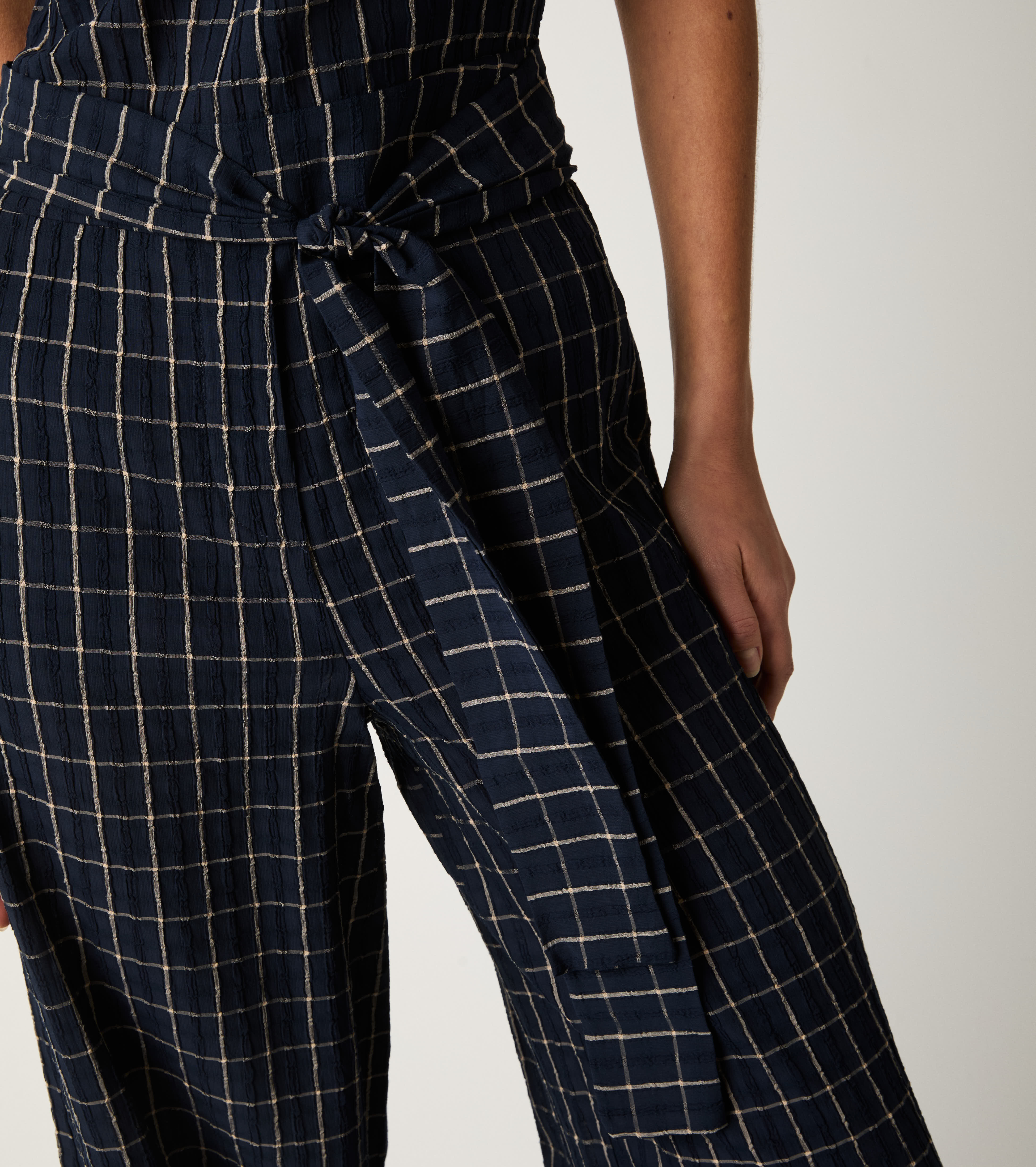 Tuta in cotone con motivo check e scollo a V blu