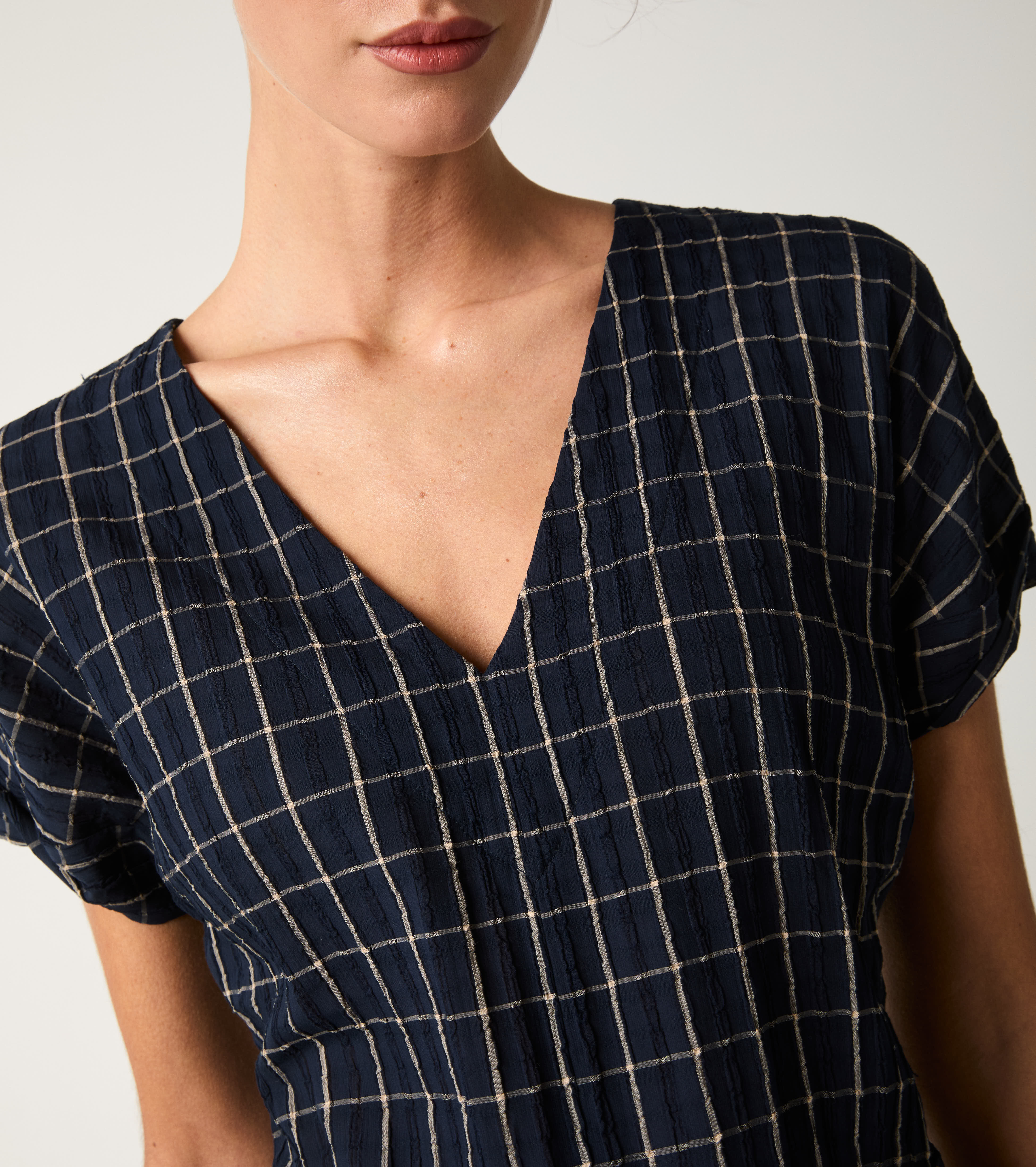 Tuta in cotone con motivo check e scollo a V blu