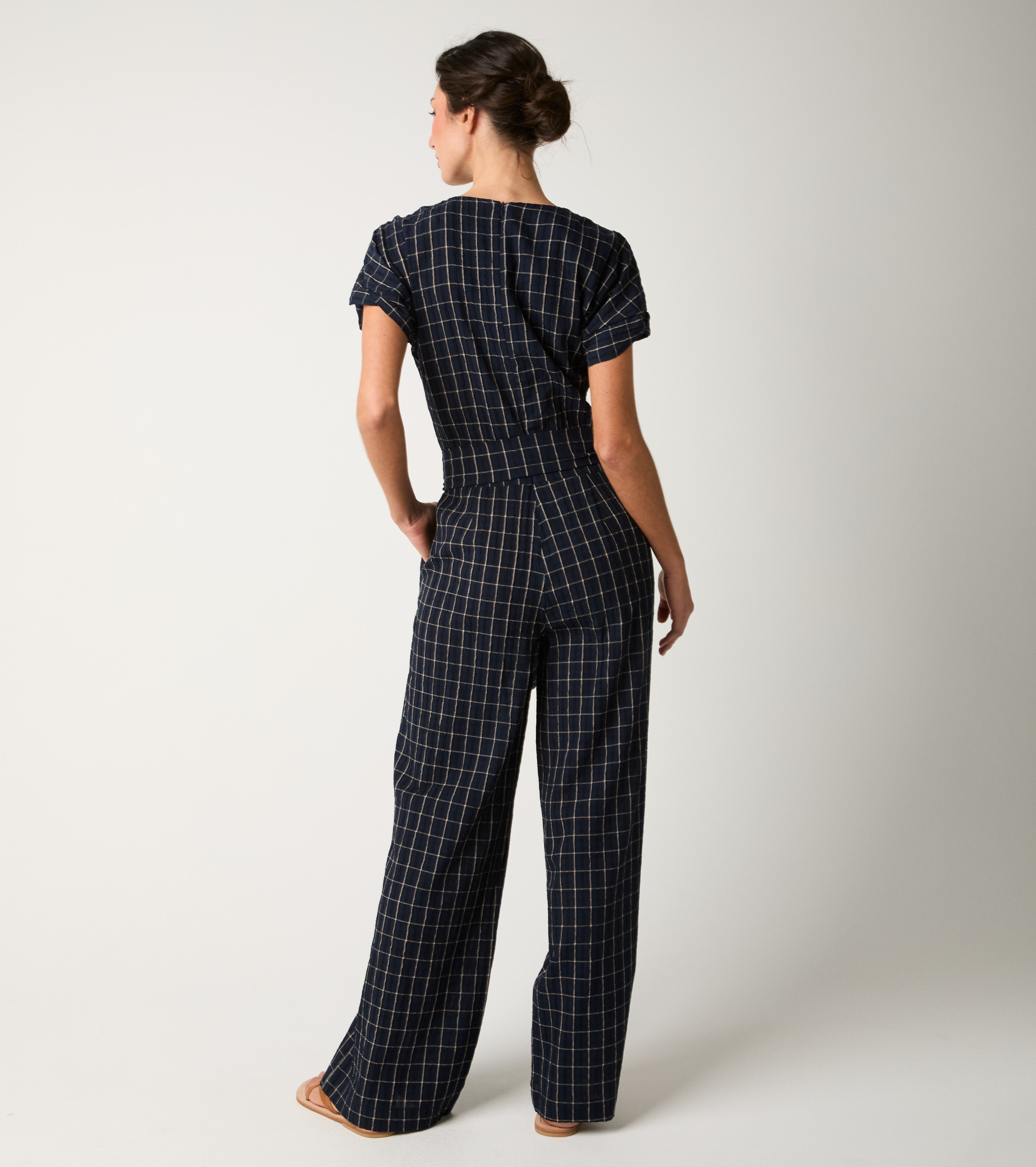 Tuta in cotone con motivo check e scollo a V blu