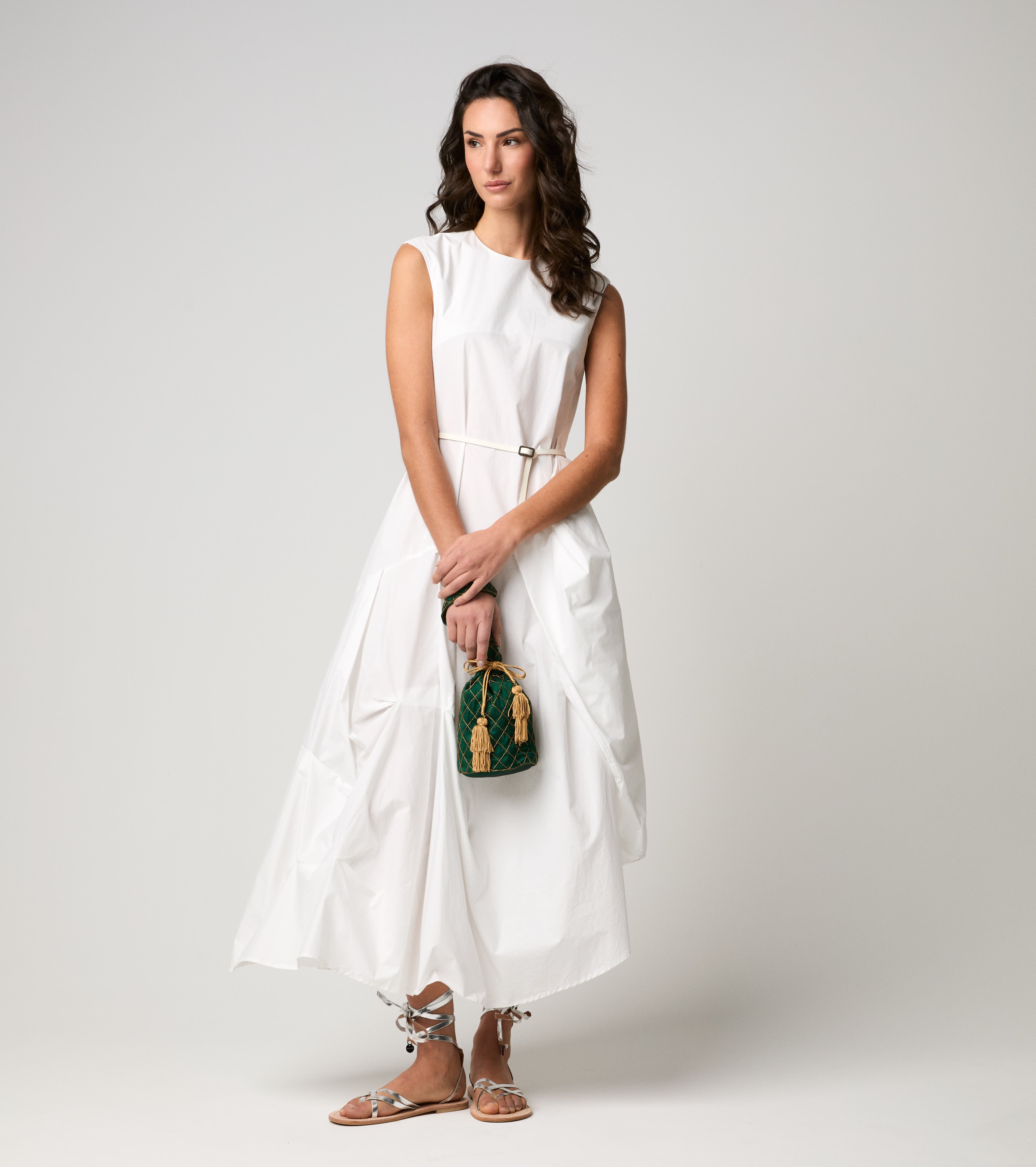 Abito lungo con collo a giro bianco