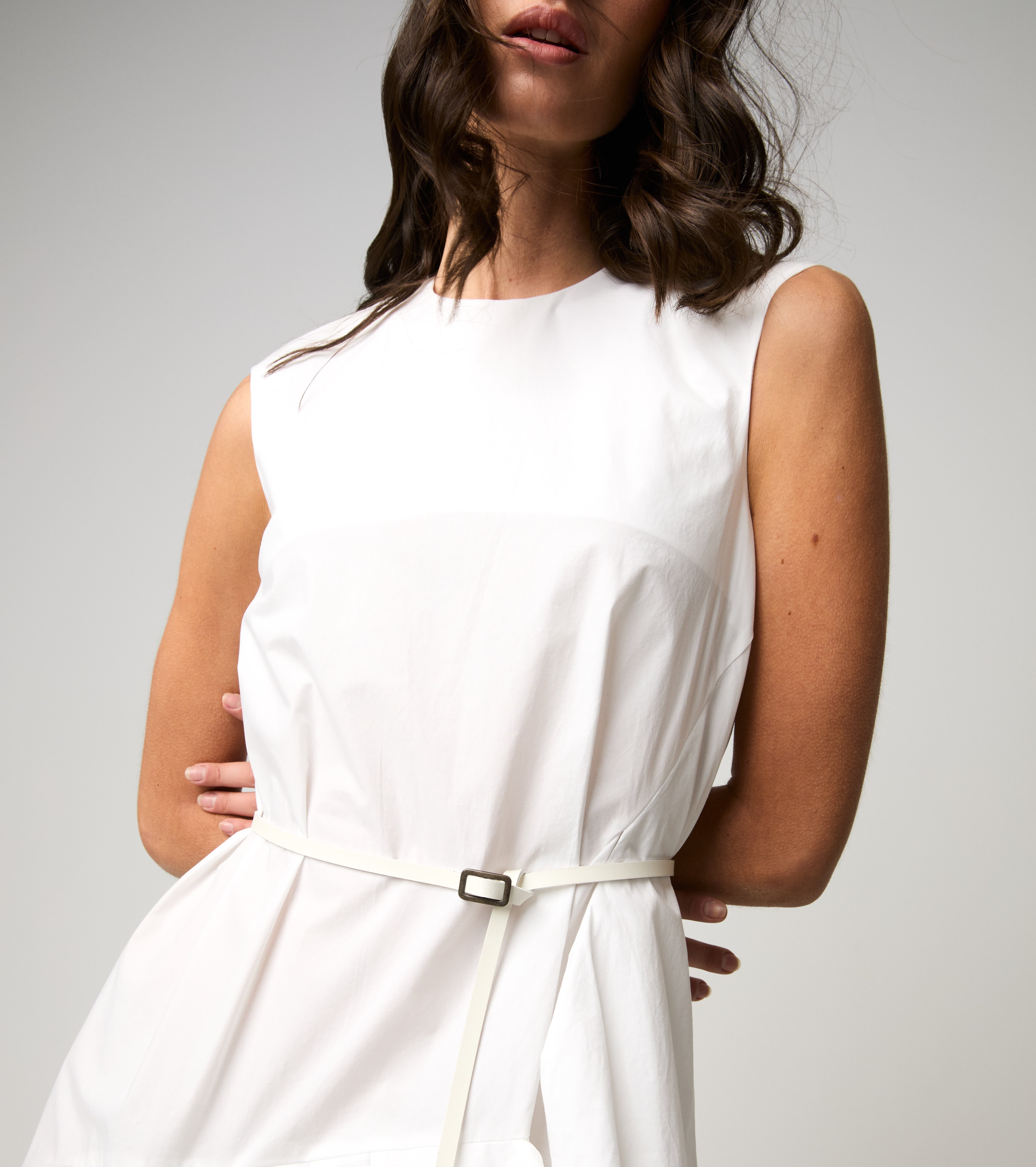 Abito lungo con collo a giro bianco