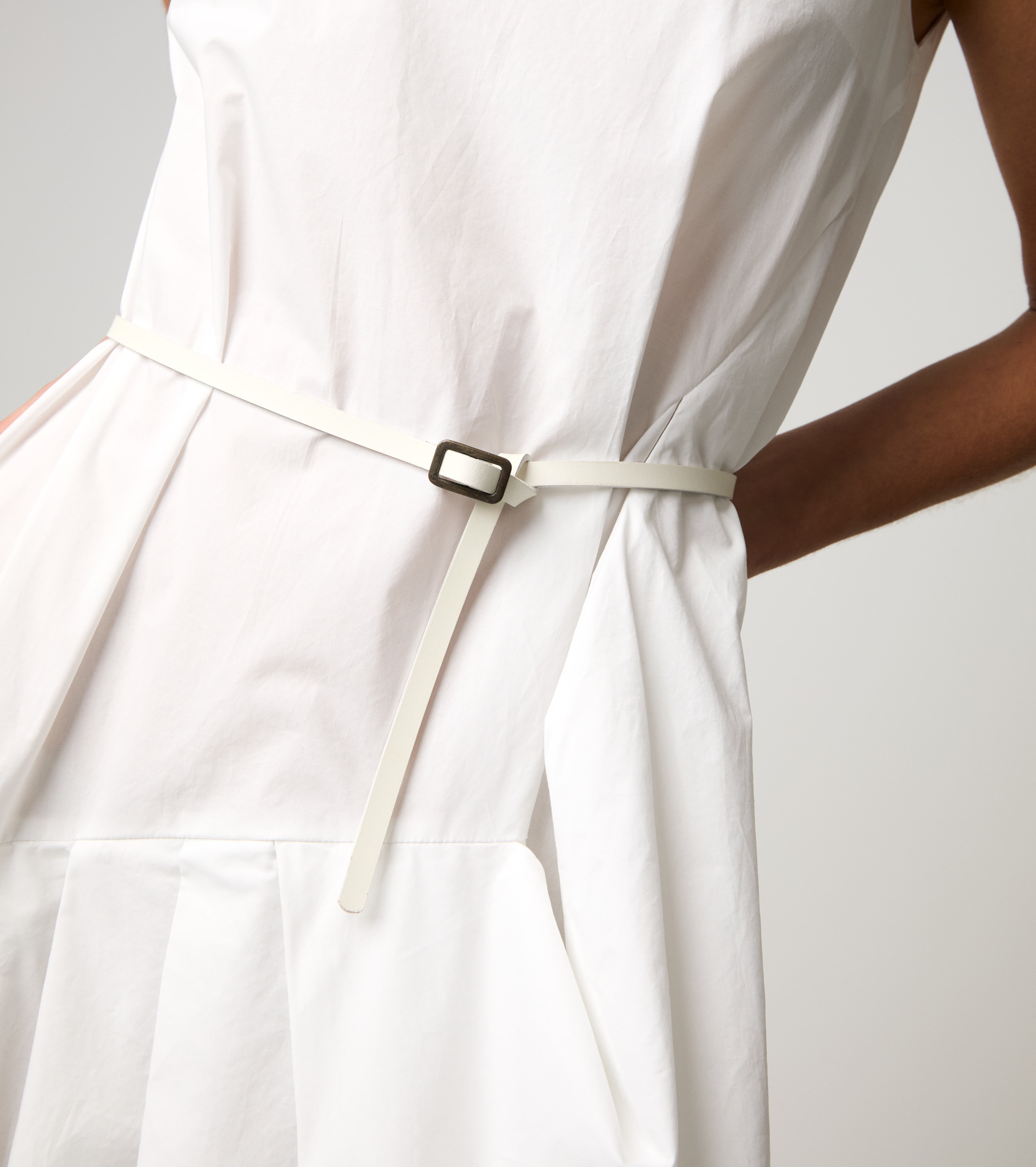 Abito lungo con collo a giro bianco