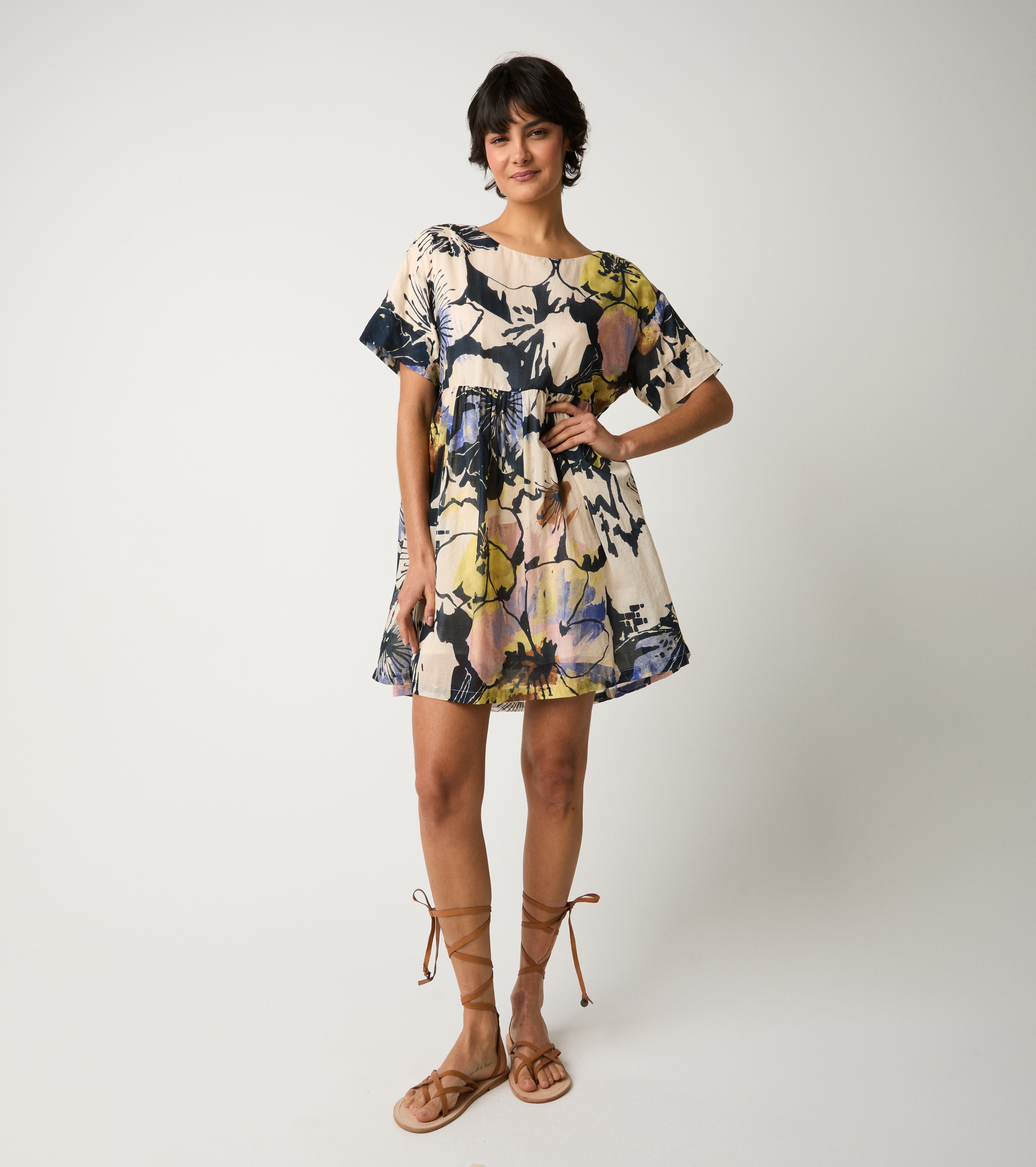 Къса памучна рокля на цветя