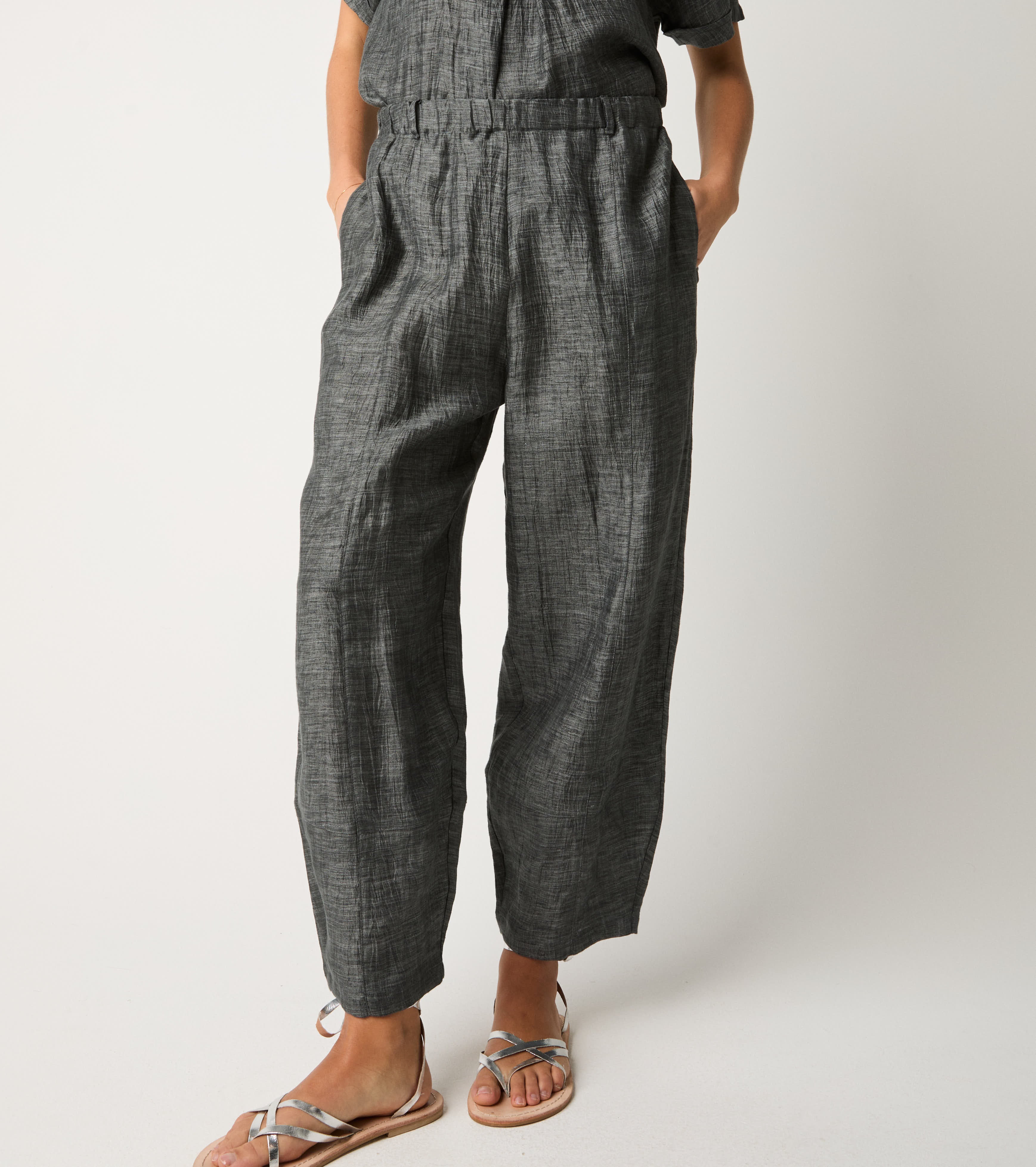 Linen trousers with asphalt crease