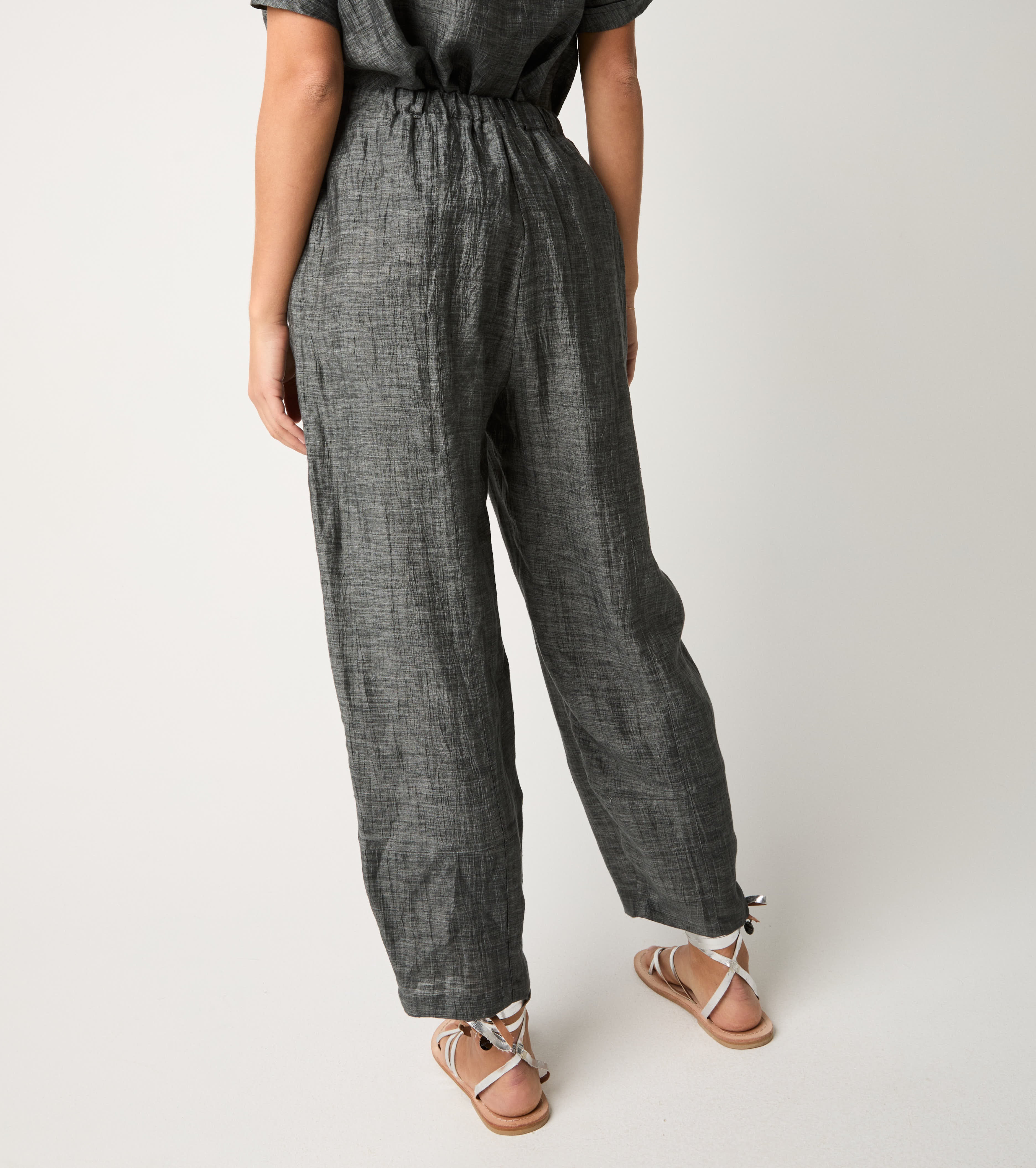 Linen trousers with asphalt crease