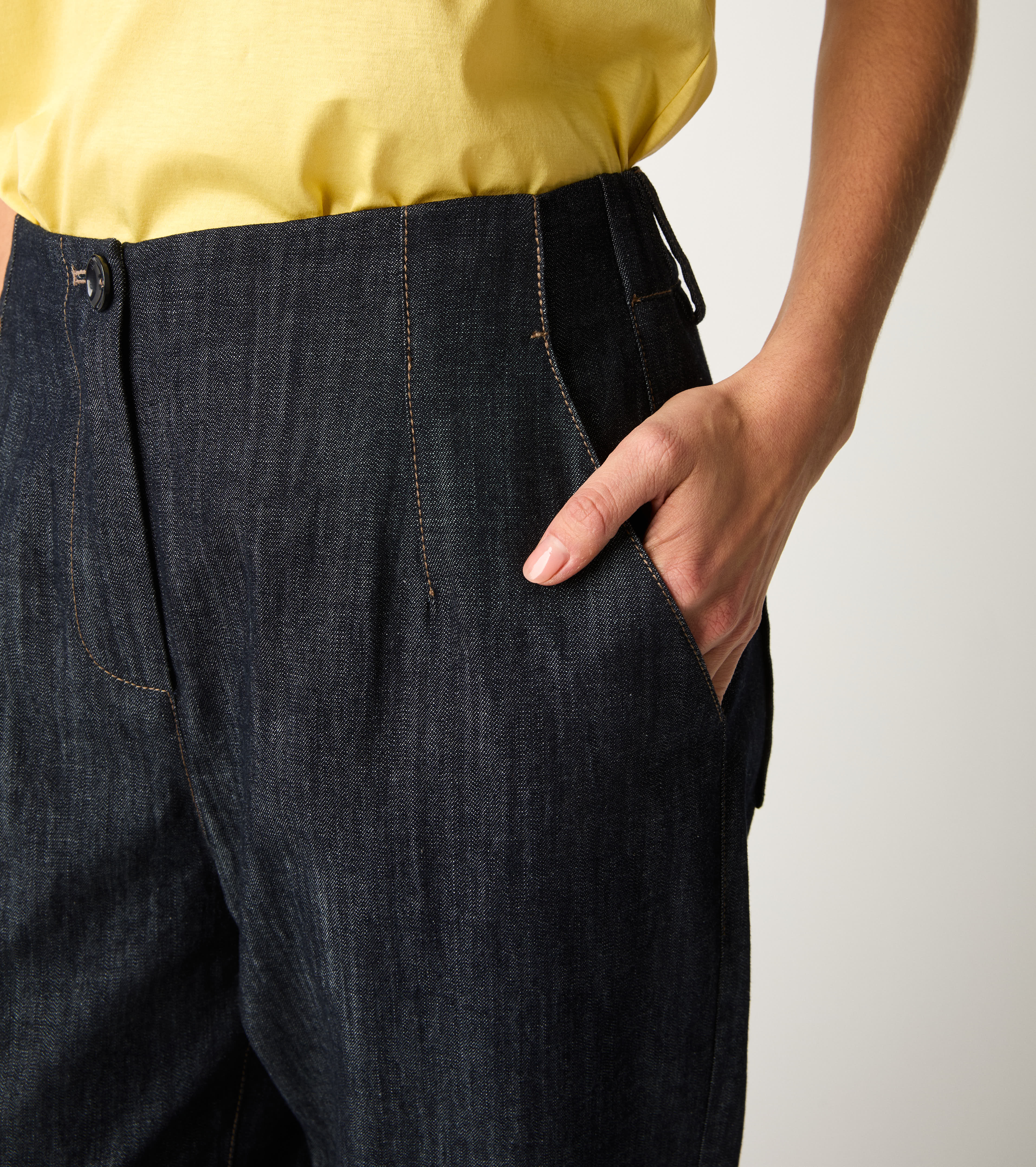 Pantaloni cropped in denim leggero unico