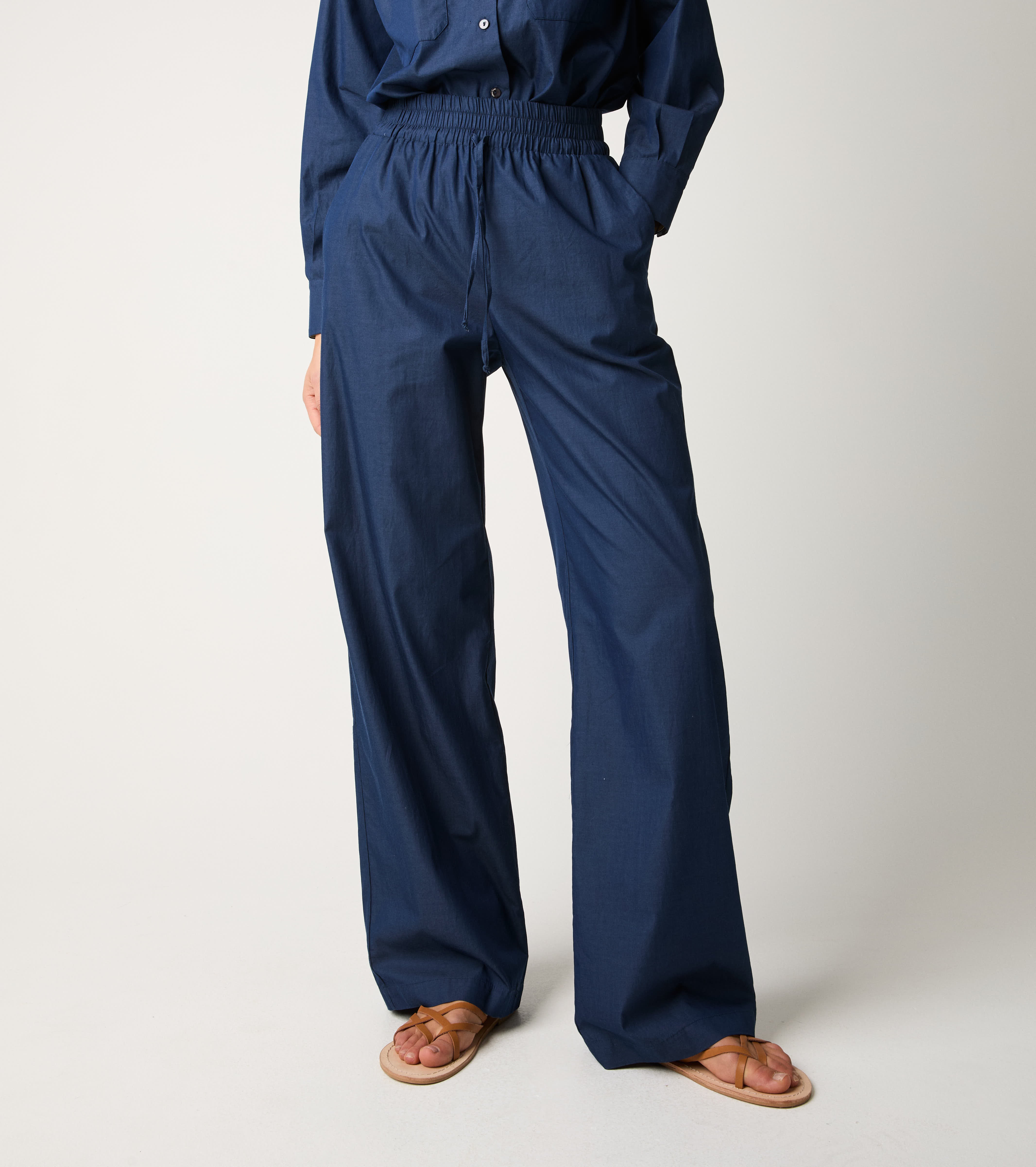 Панталони с плисета и полунощно шнурче