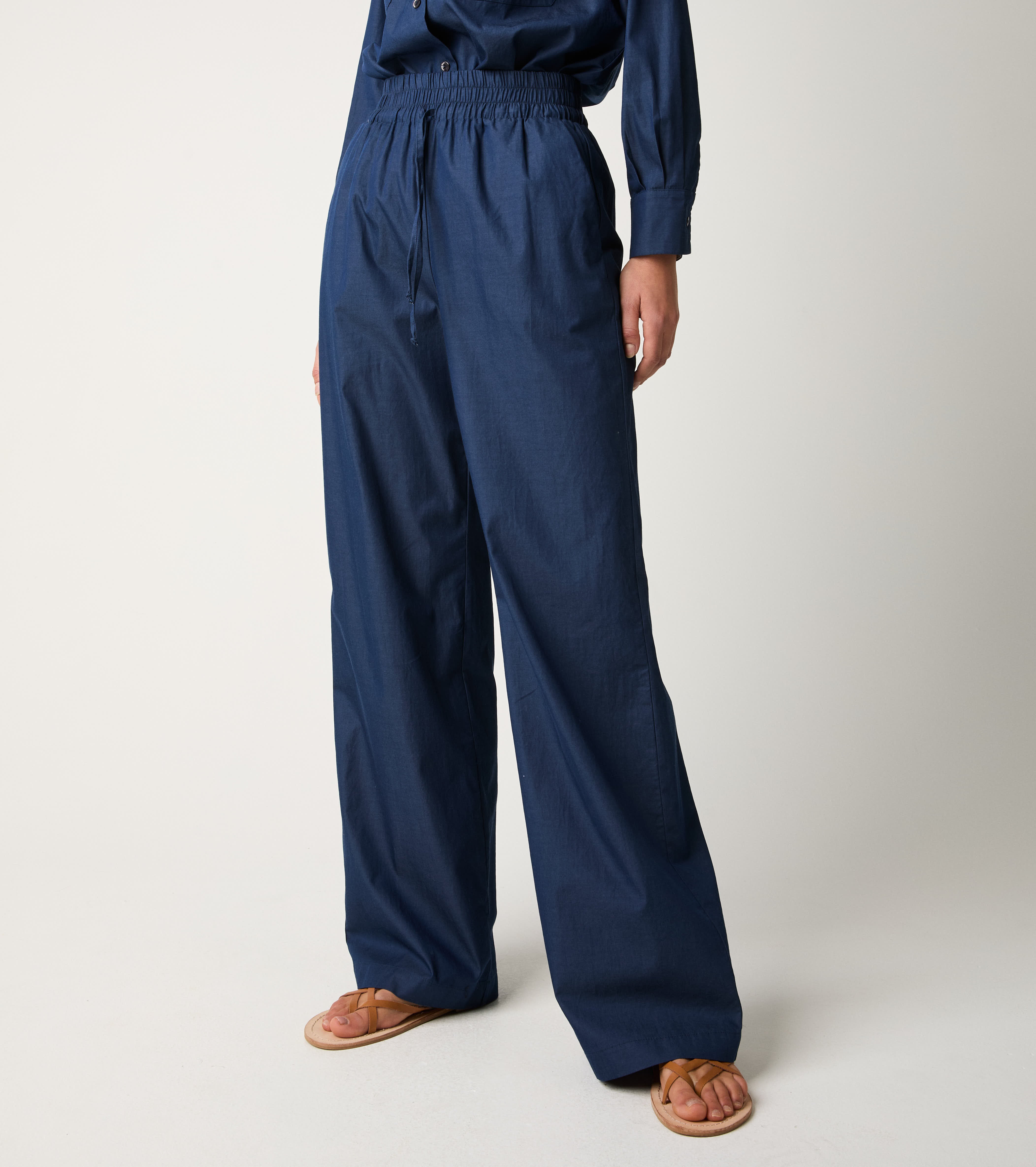 Панталони с плисета и полунощно шнурче