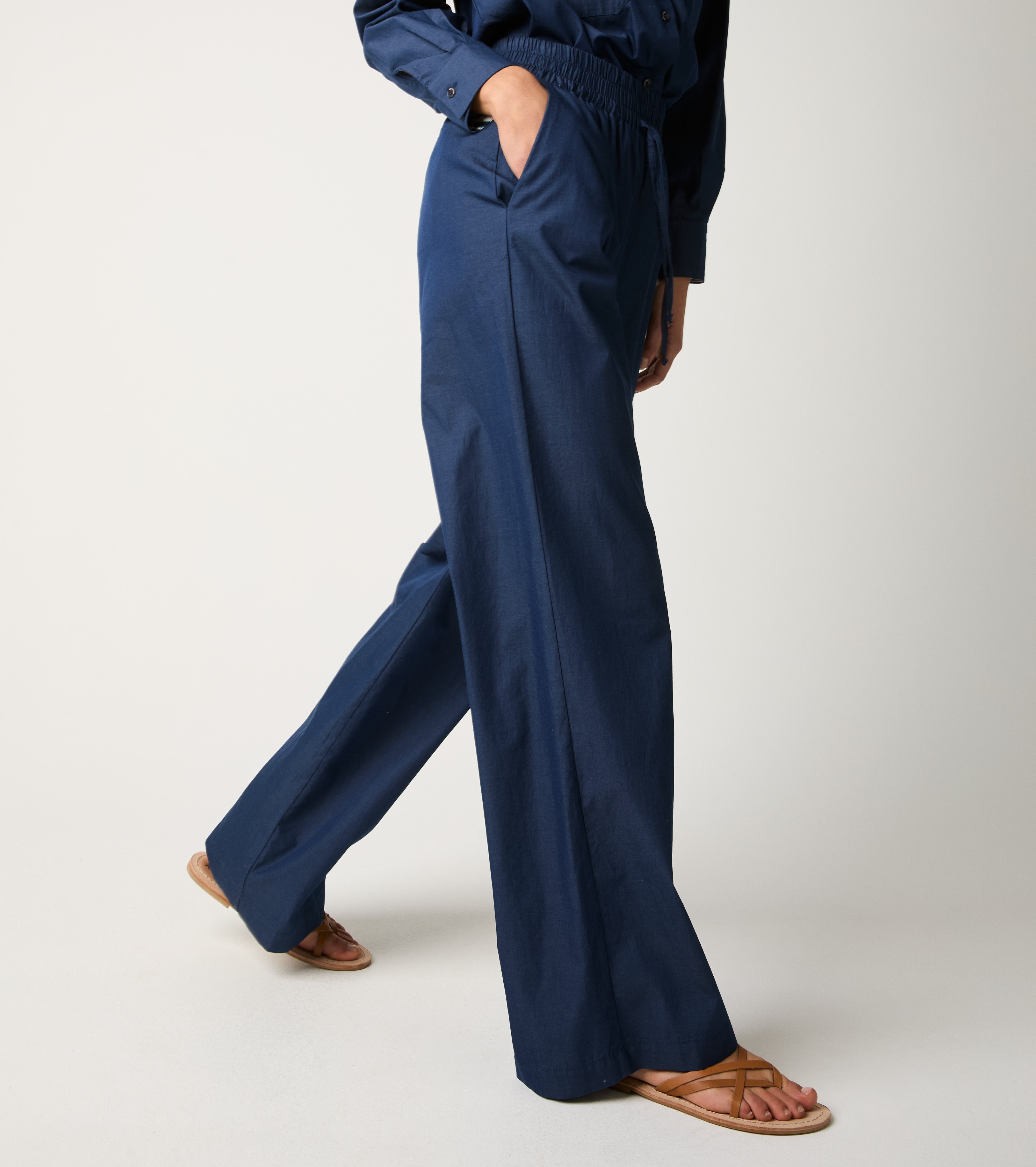 Панталони с плисета и полунощно шнурче