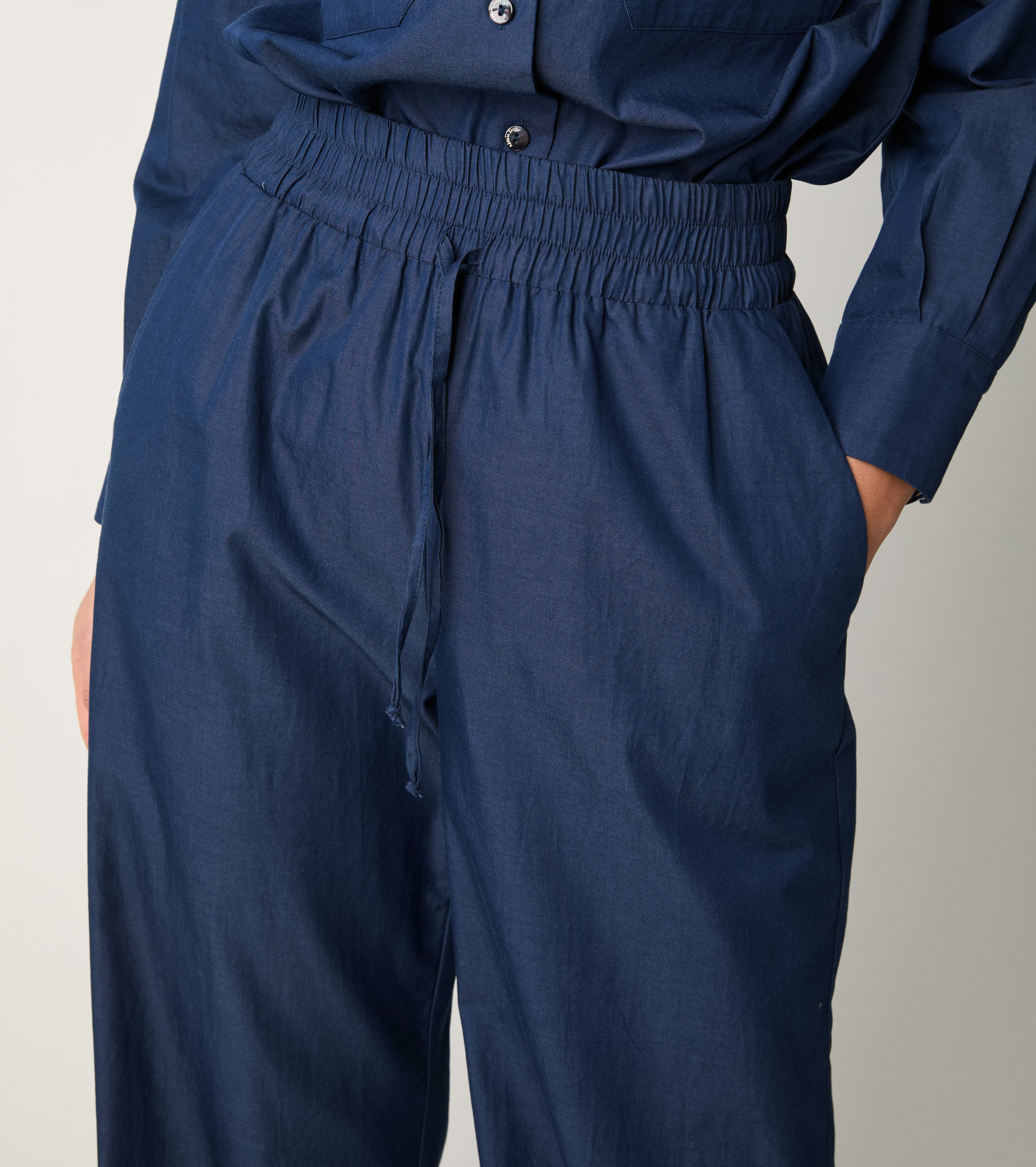 Панталони с плисета и полунощно шнурче