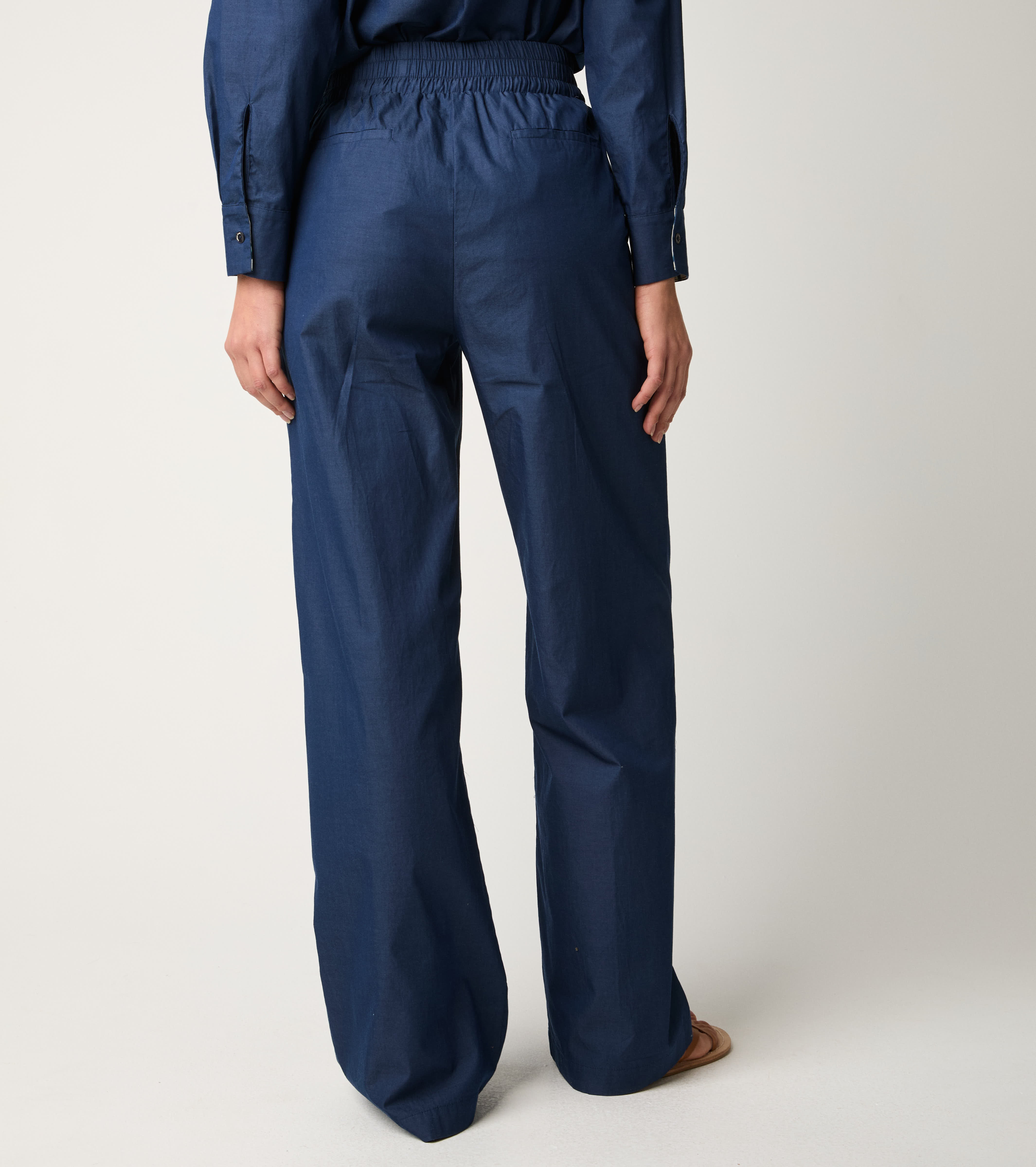 Панталони с плисета и полунощно шнурче