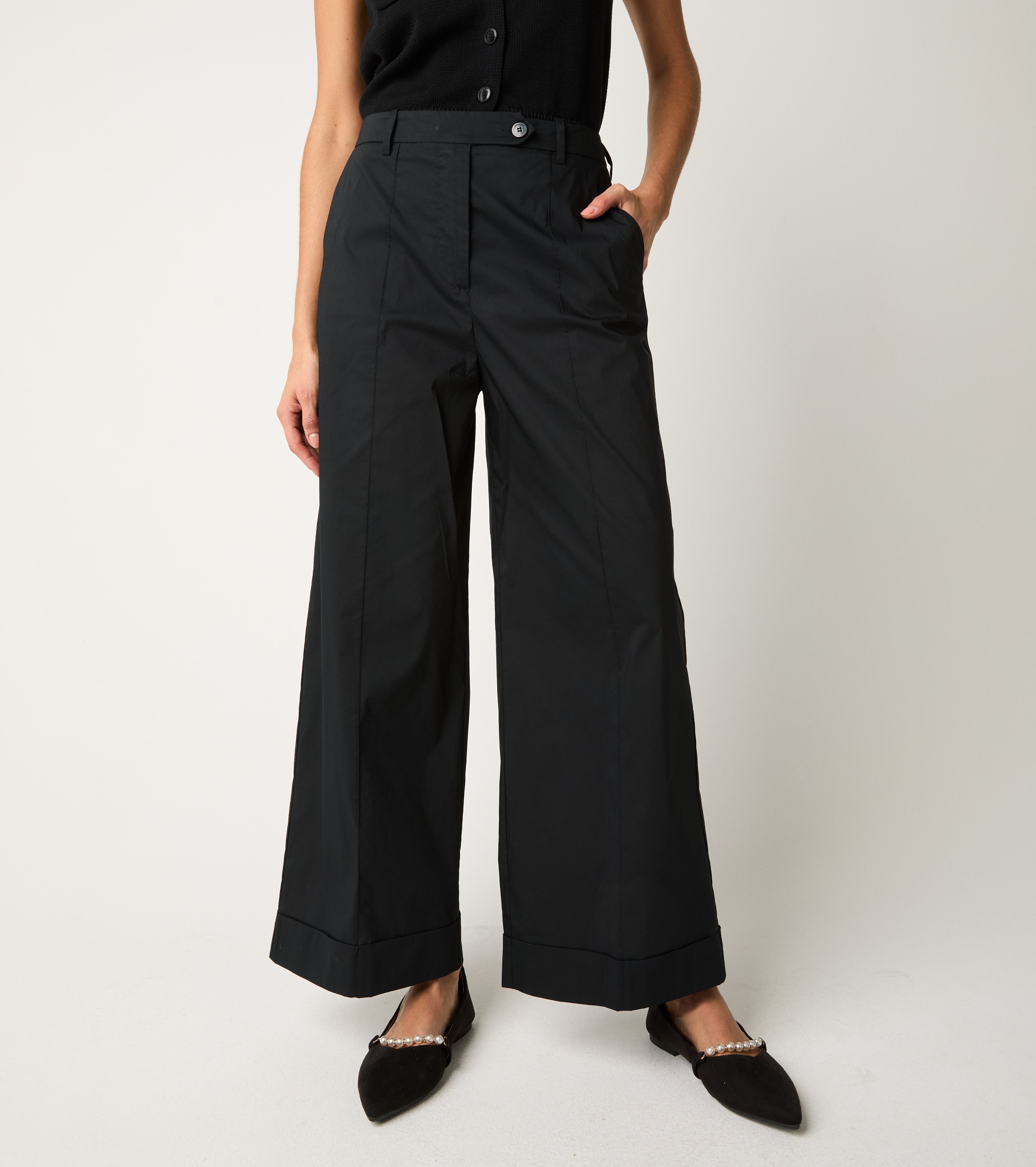 Pantaloni con piega e risvolto nero