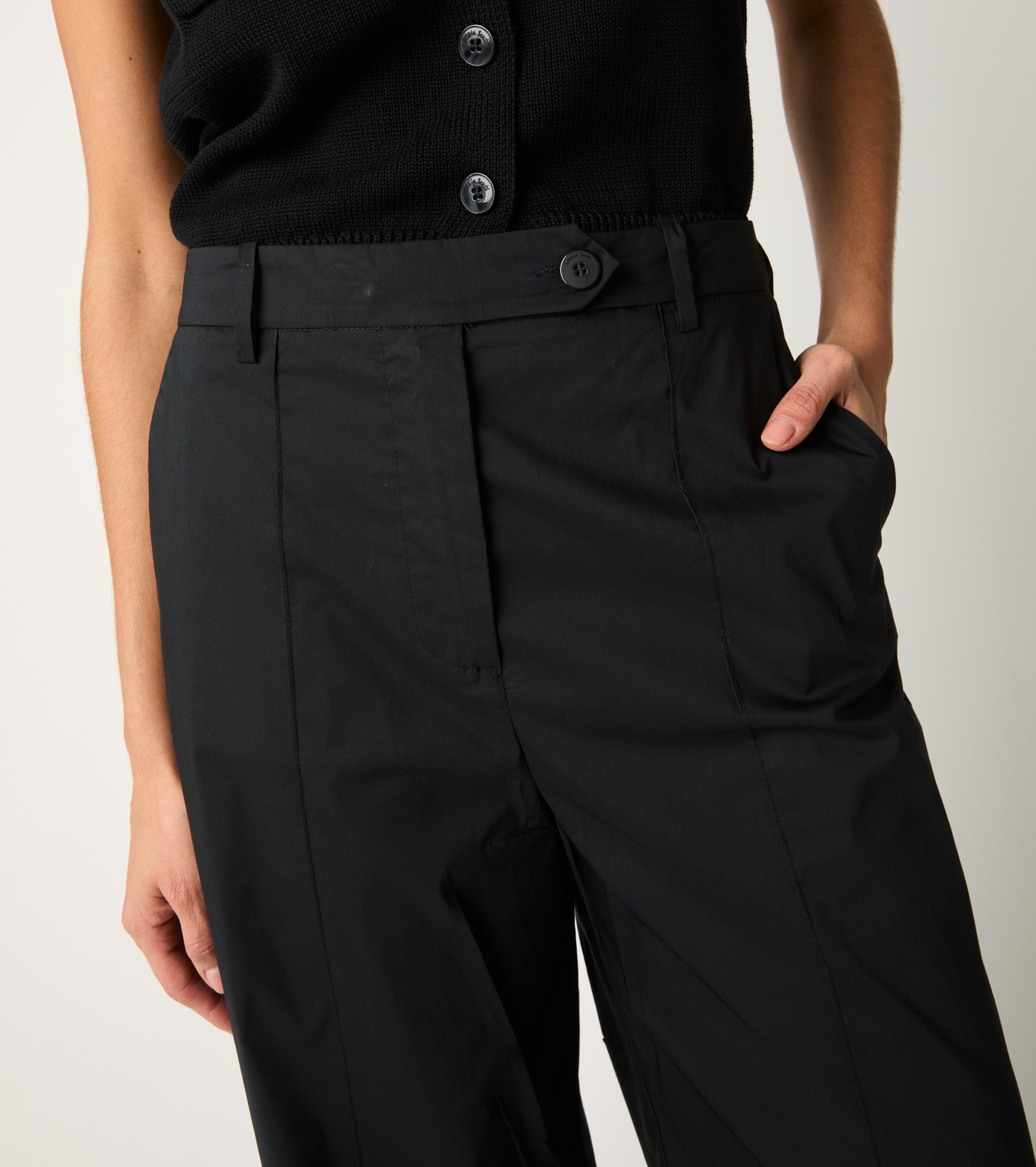 Панталон с плисе и черни ревери