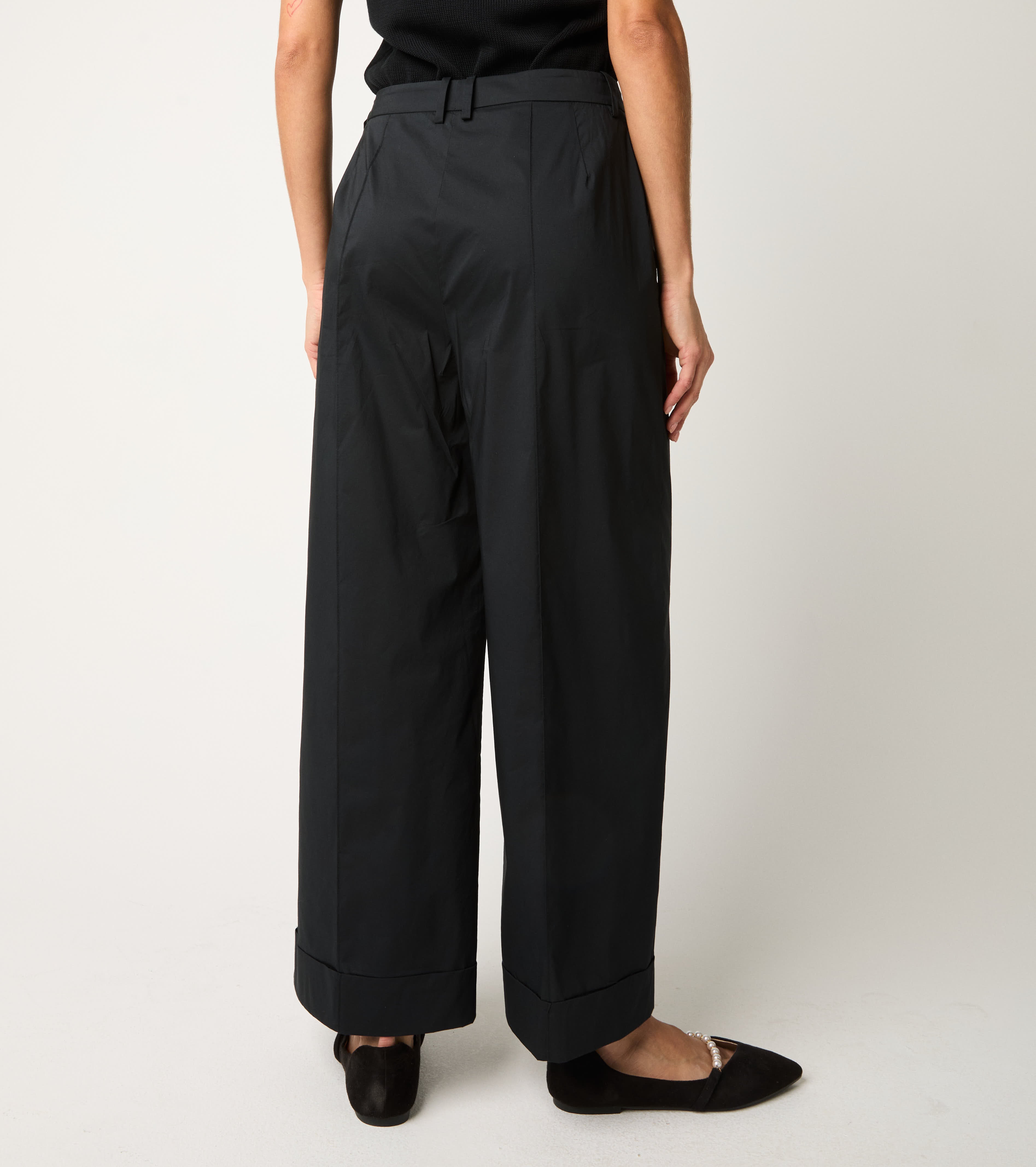 Панталон с плисе и черни ревери