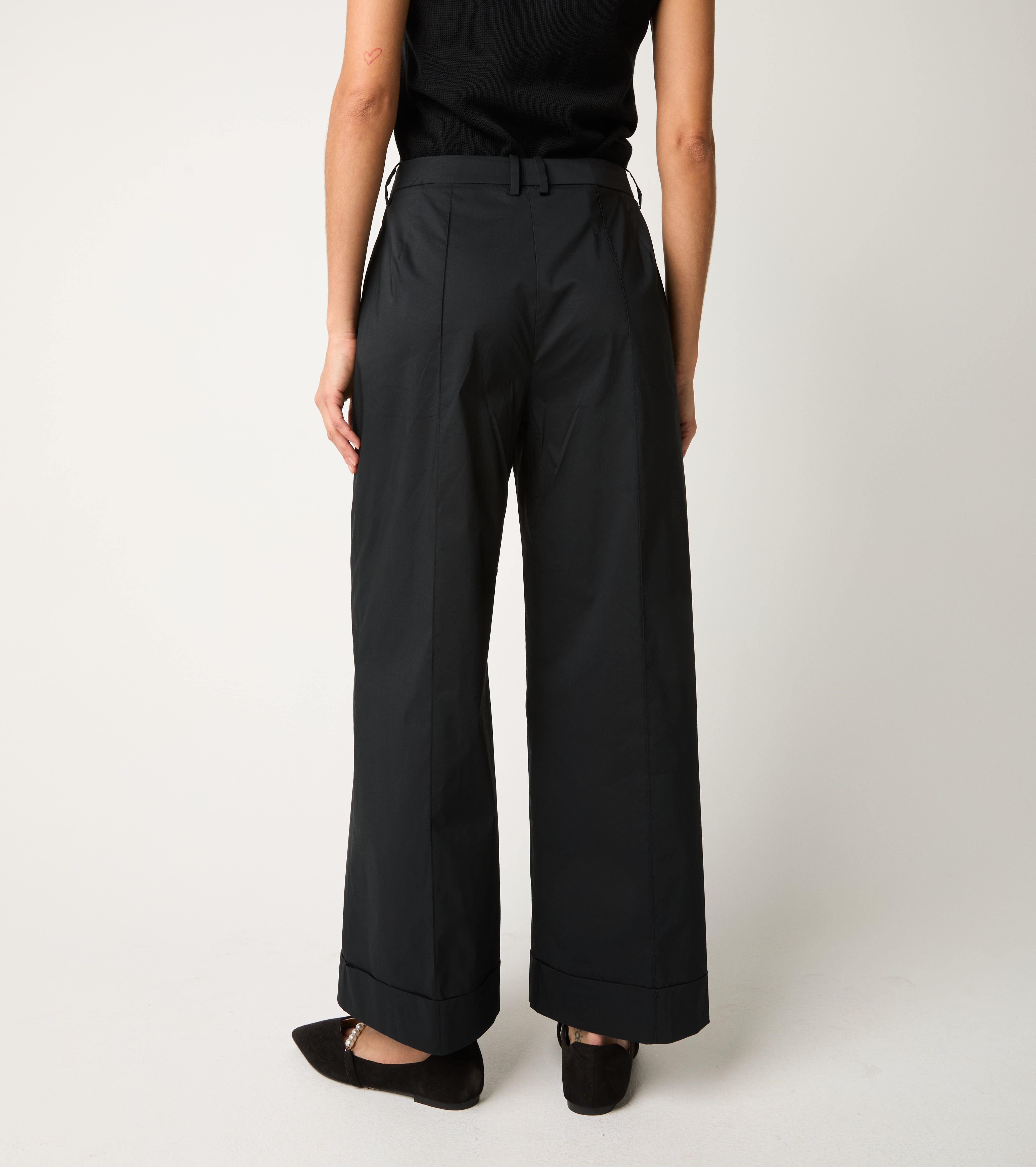 Панталон с плисе и черни ревери