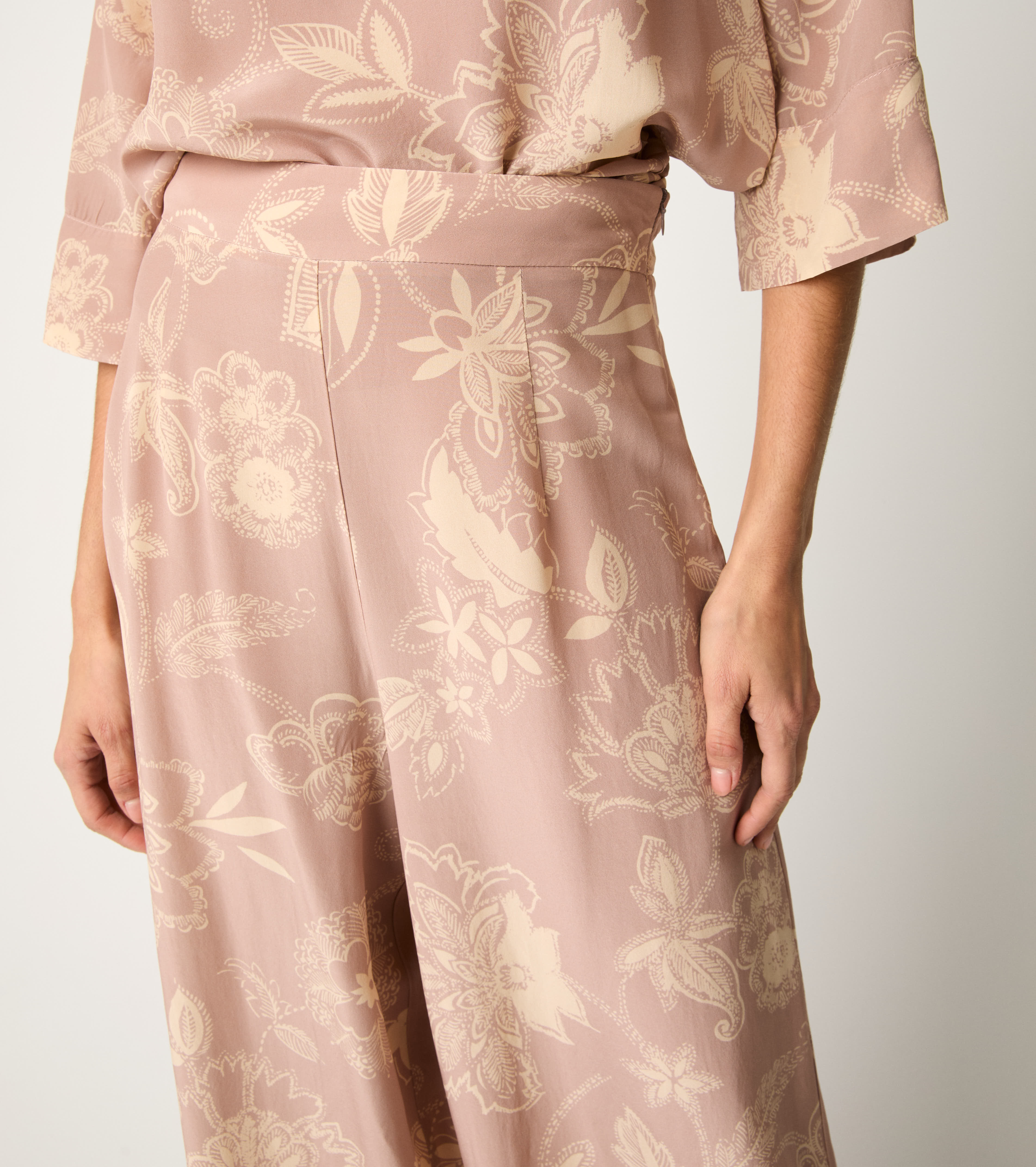 Панталони с флорален пайети принт