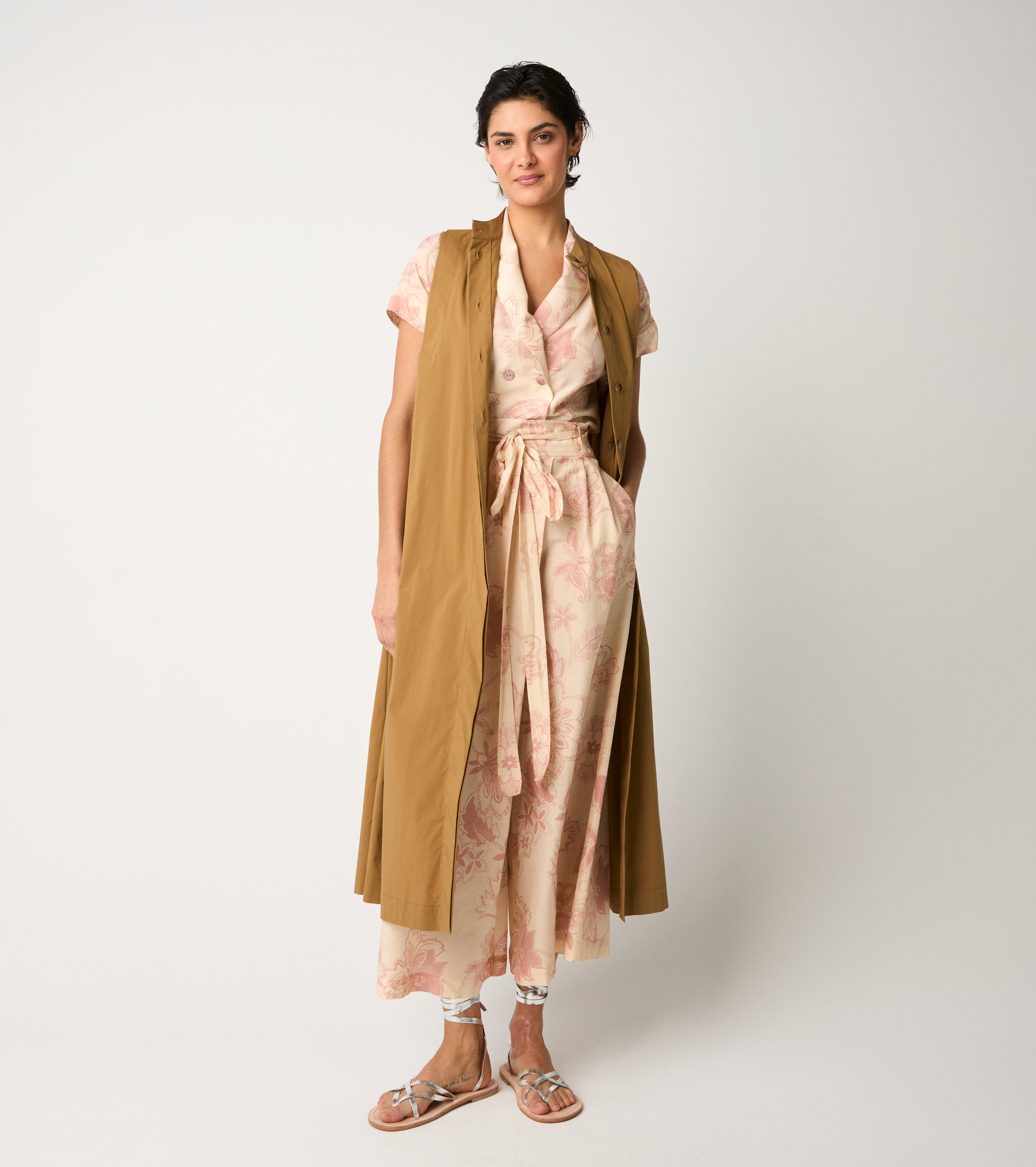 Cropped trousers with belt and wine darts