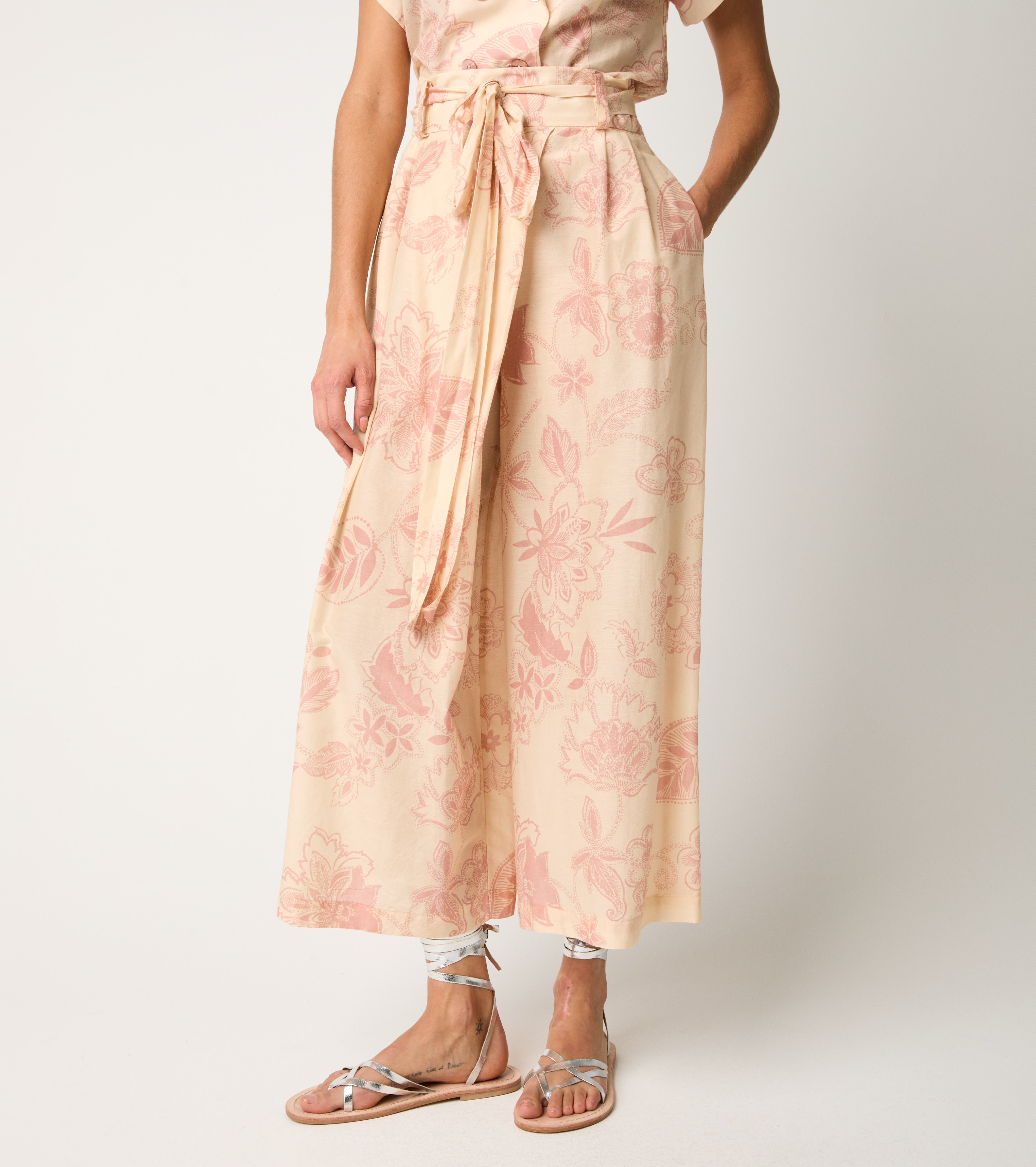 Cropped trousers with belt and wine darts