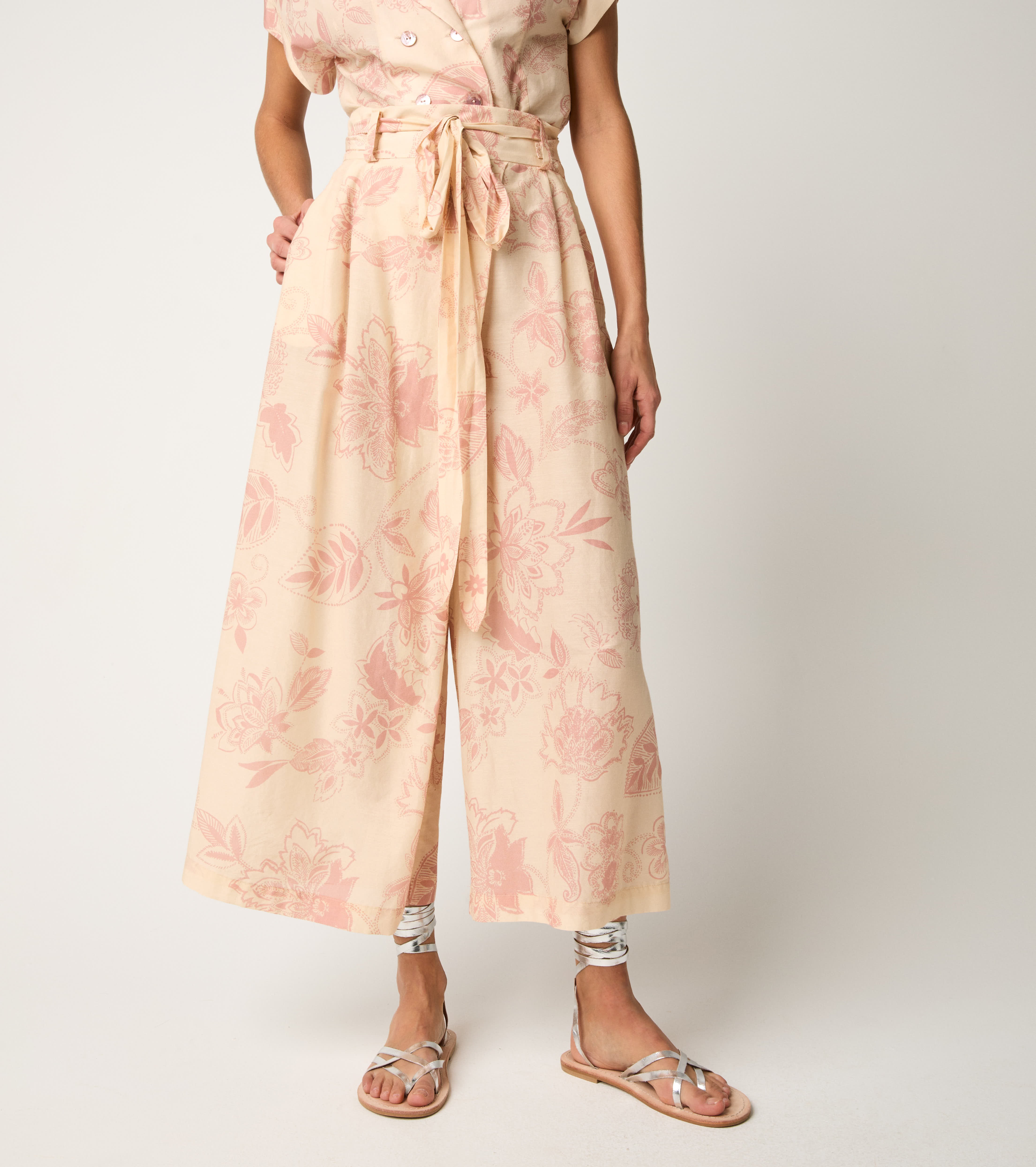 Cropped trousers with belt and wine darts