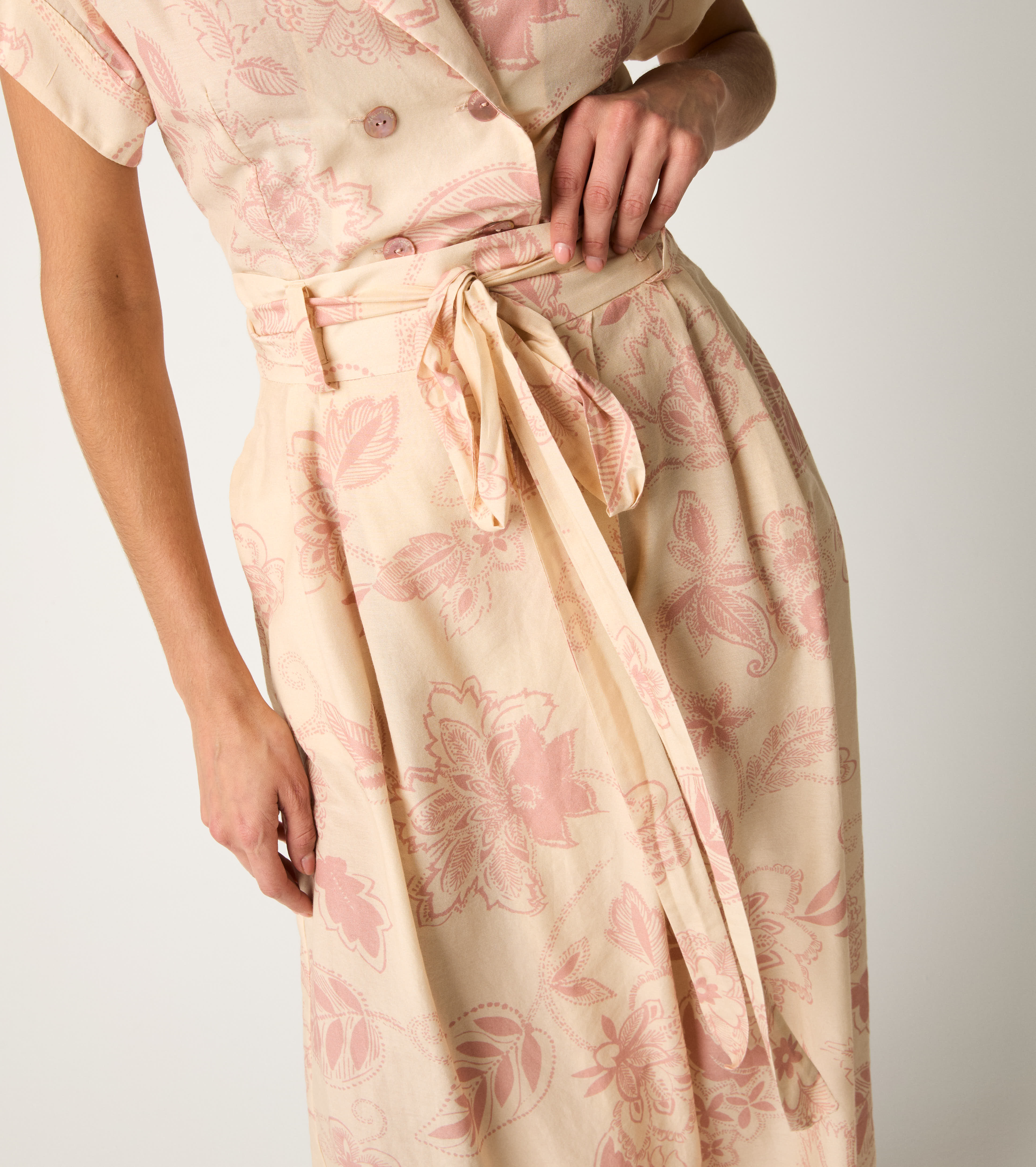 Cropped trousers with belt and wine darts