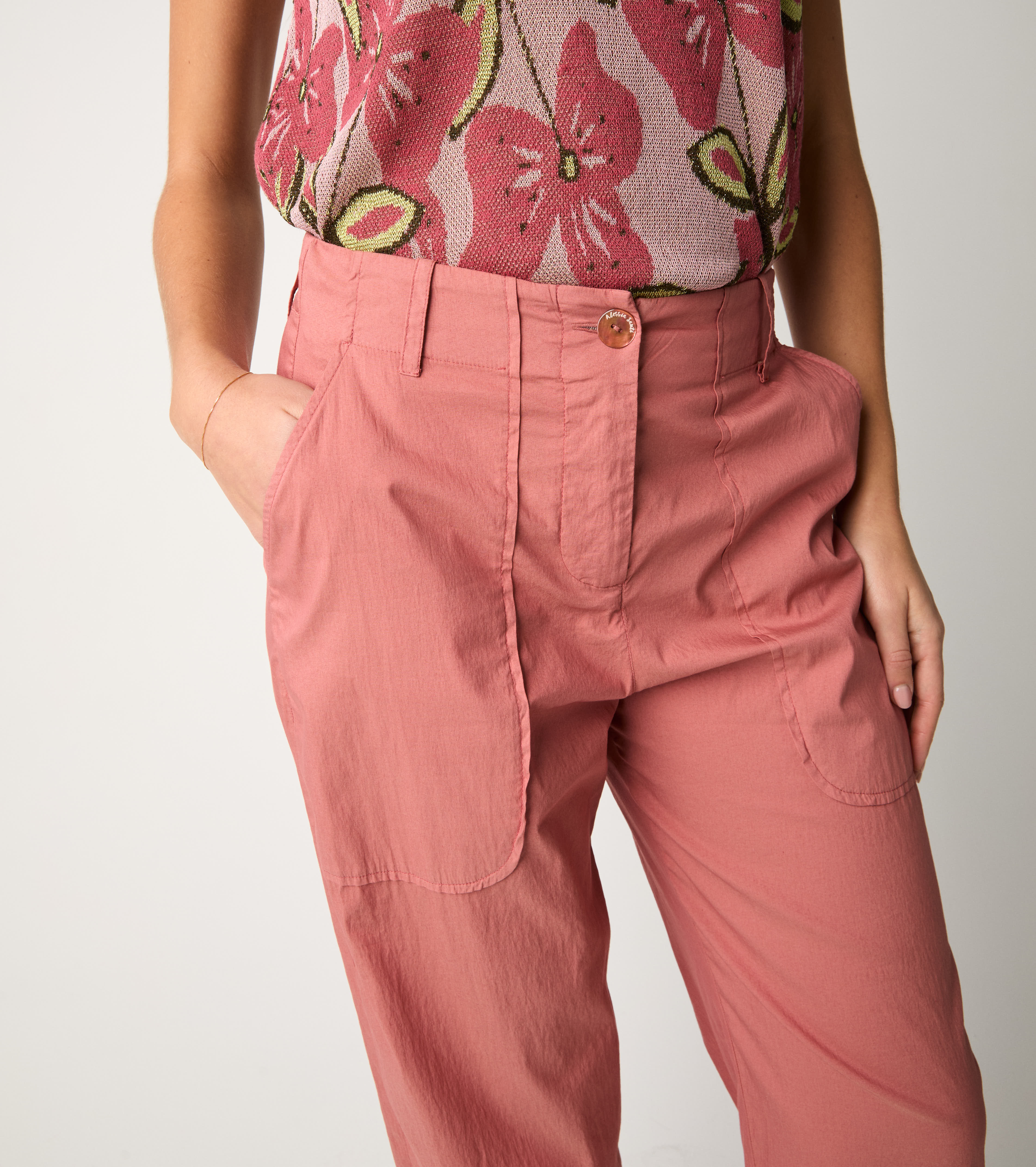 Памучни панталони с изрязани крачоли омбре