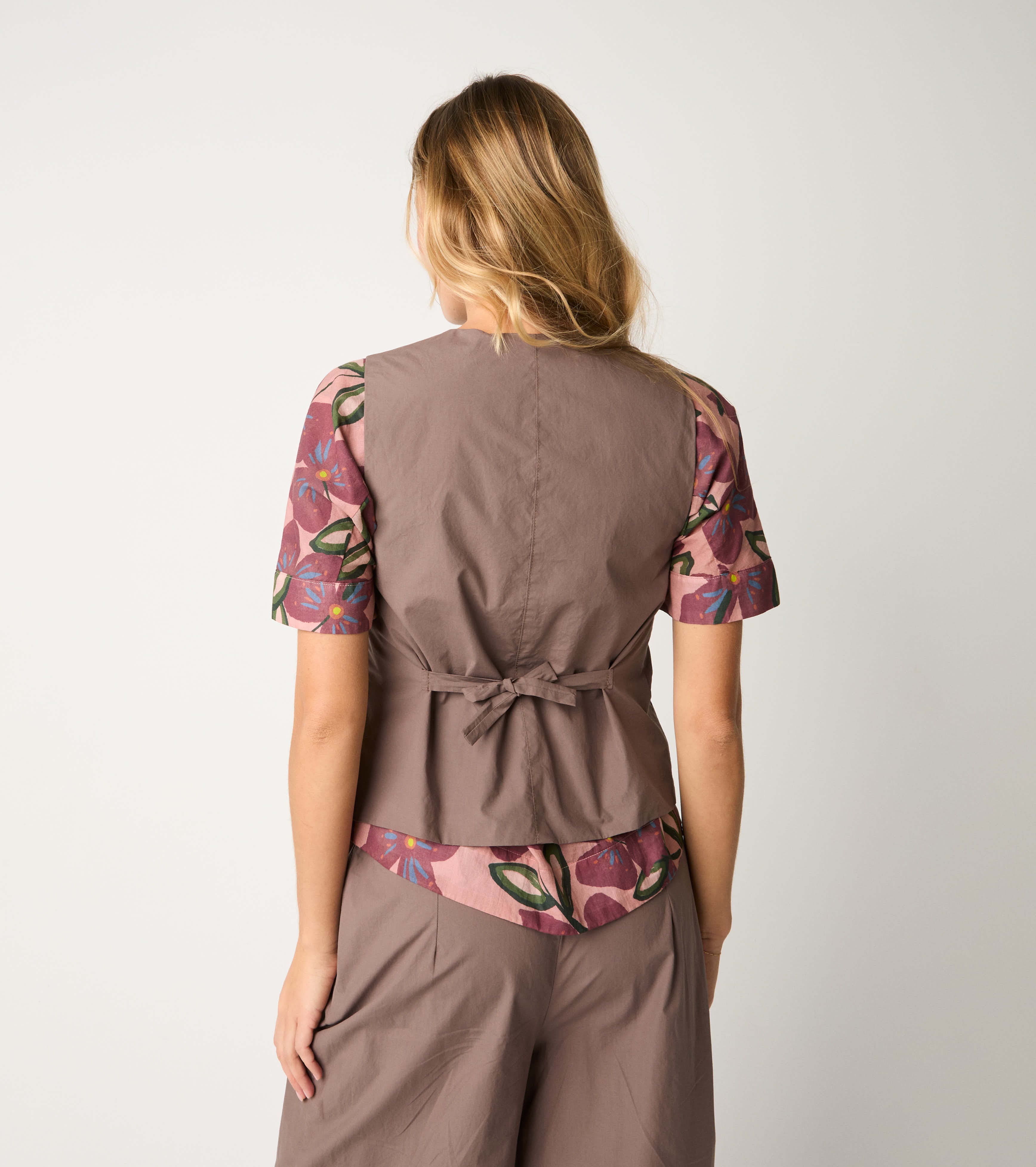 Двуредна жилетка с какаови джобове