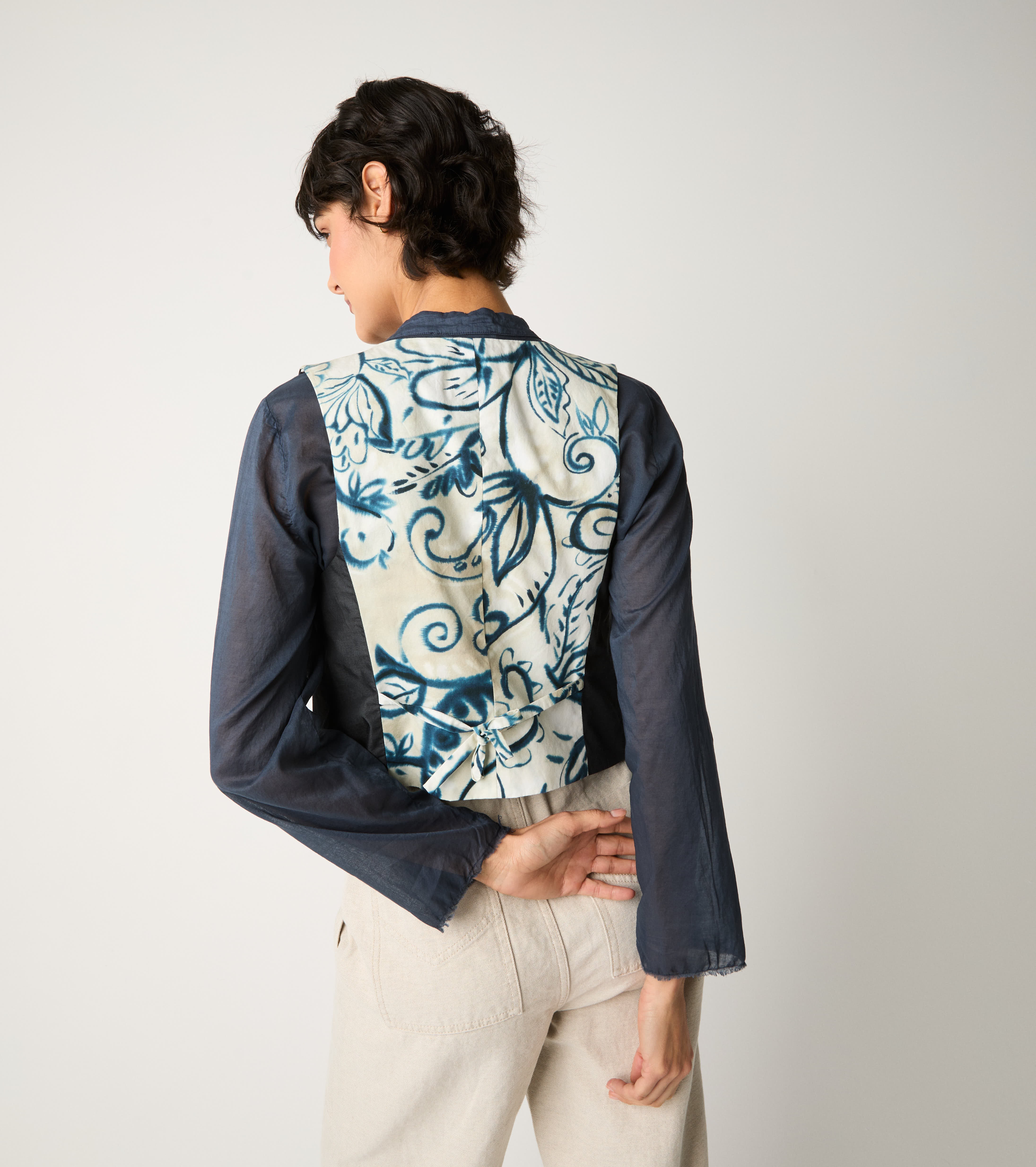 Gilet con scollo a V e tasche mezzanotte