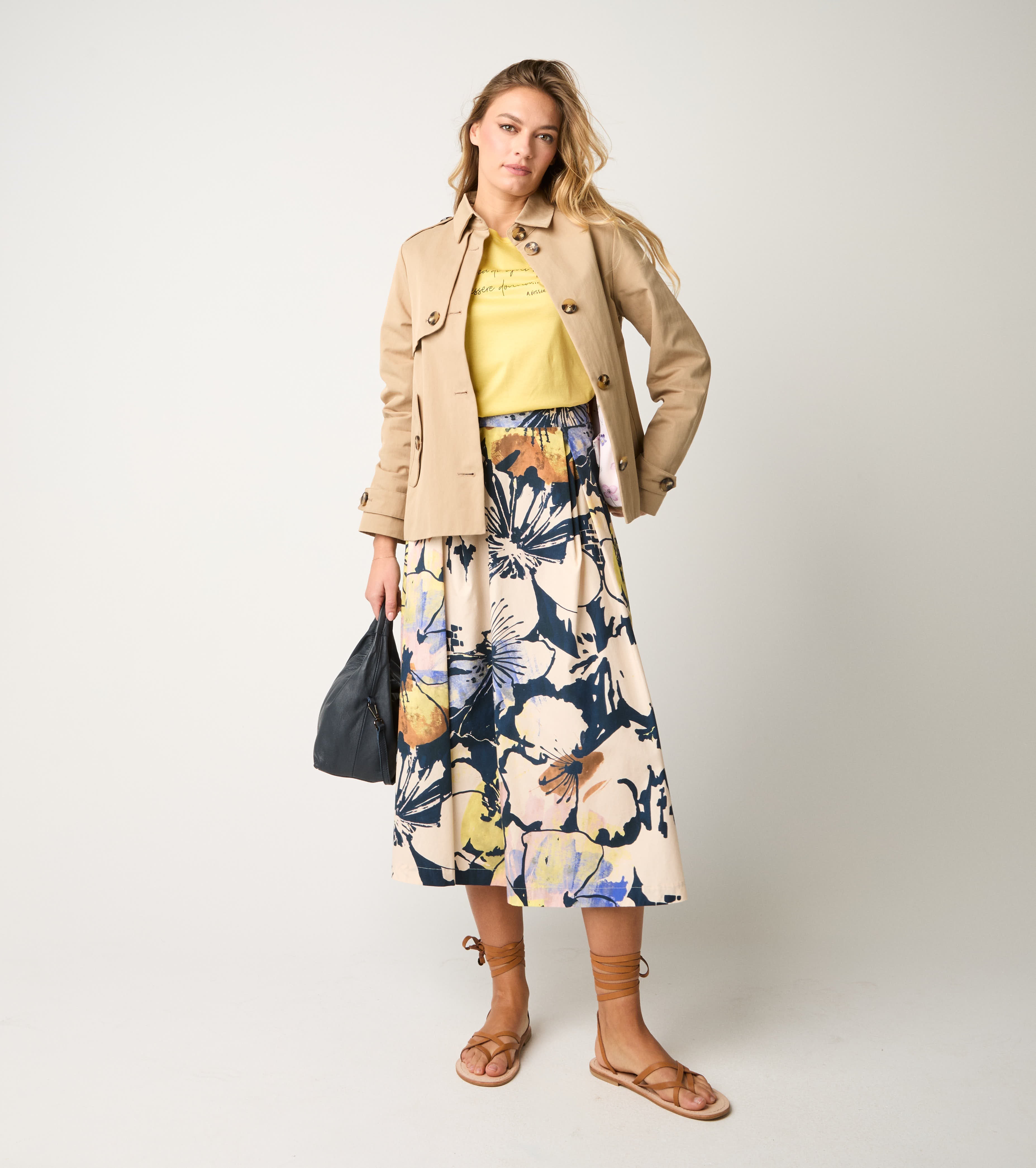 Късо палто с копчета от капуцин