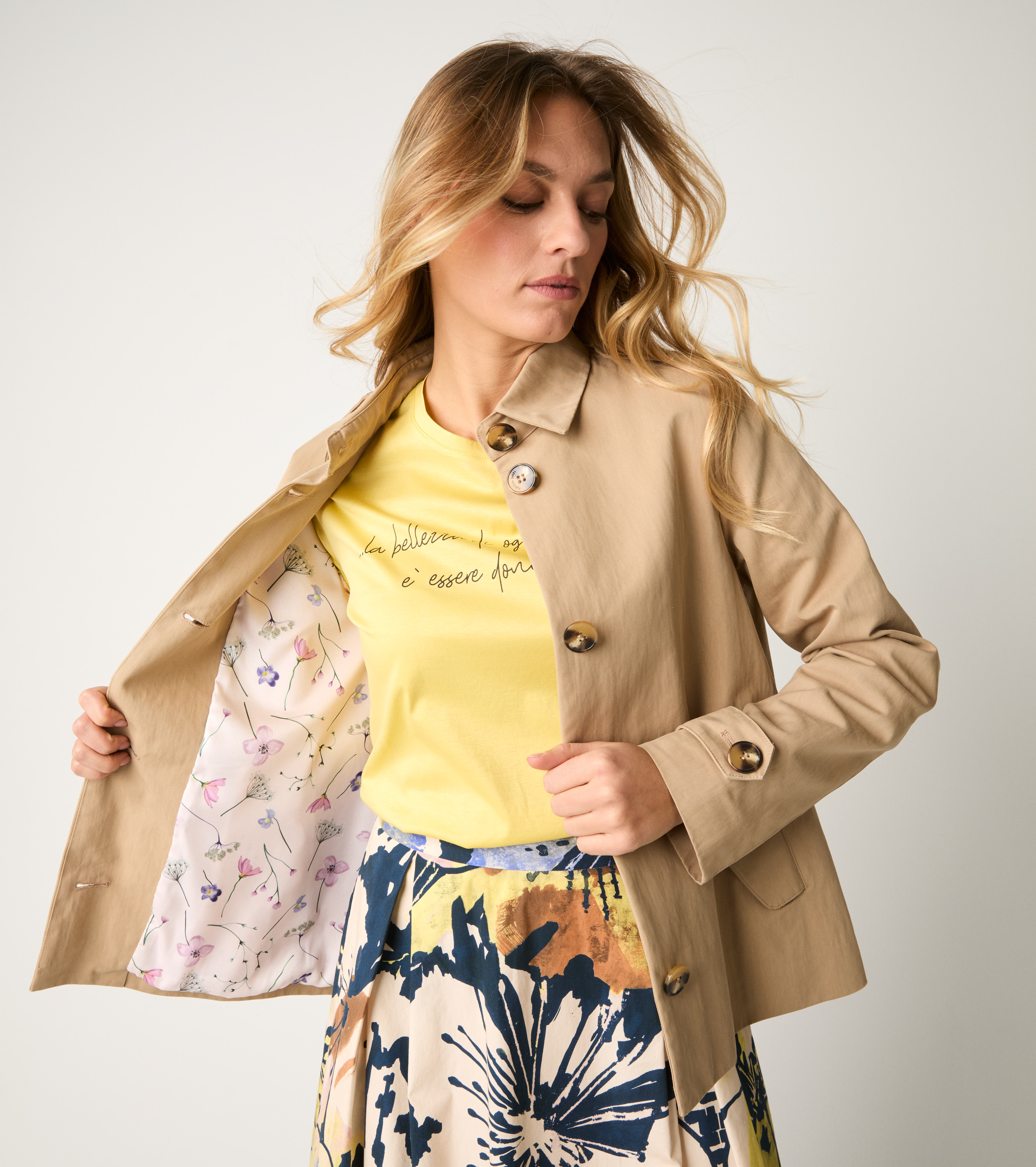 Късо палто с копчета от капуцин