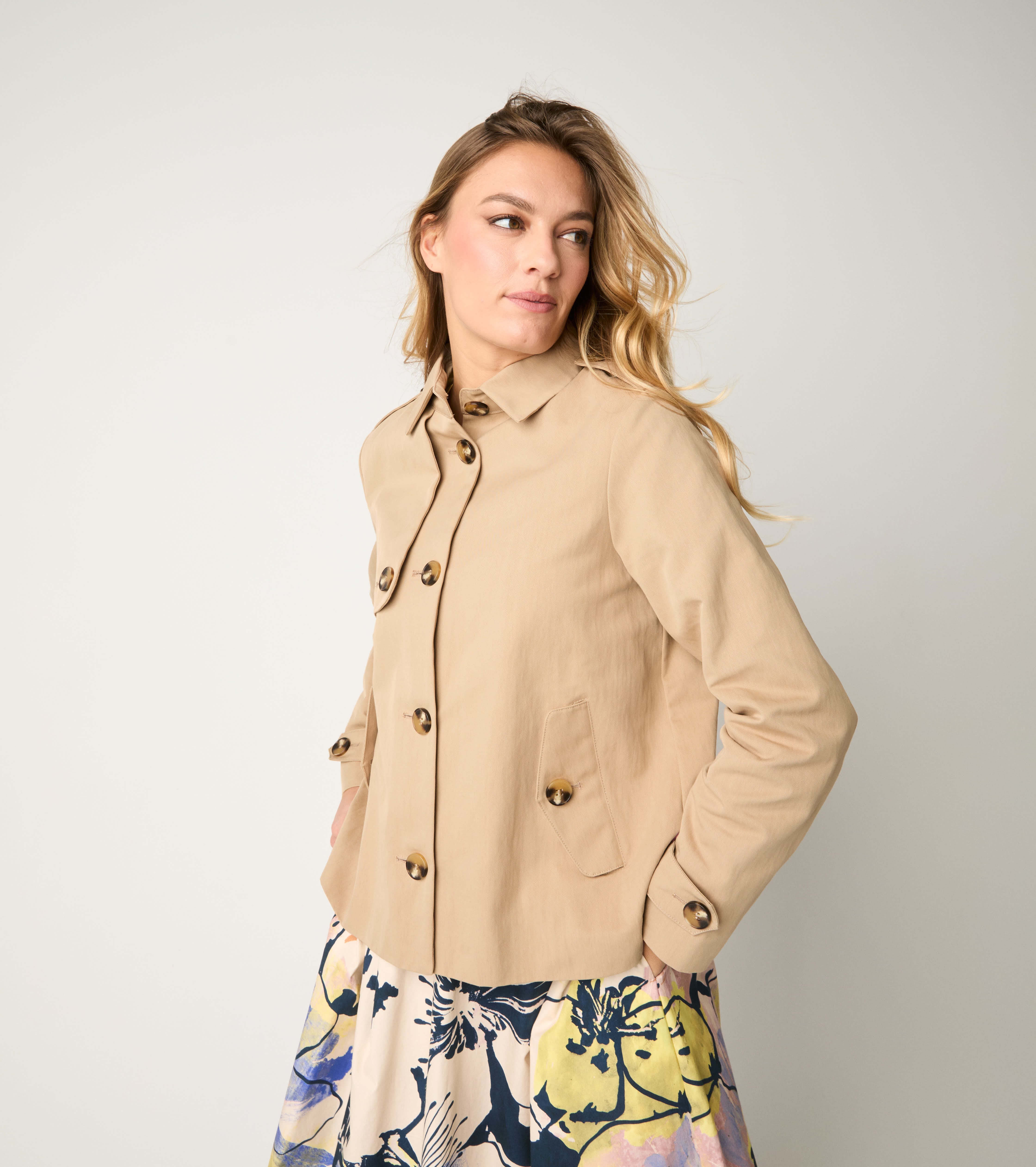 Късо палто с копчета от капуцин