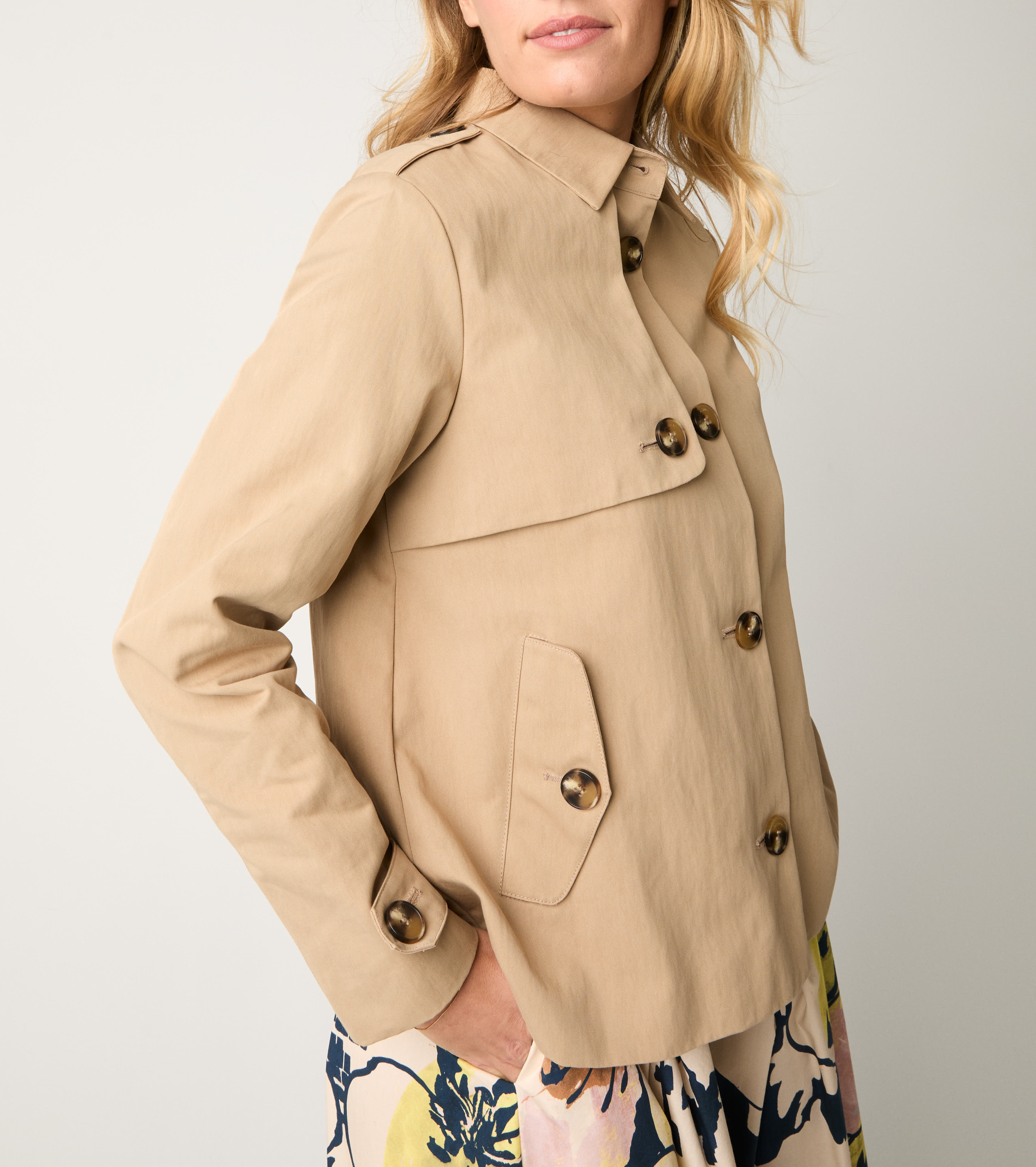 Късо палто с копчета от капуцин