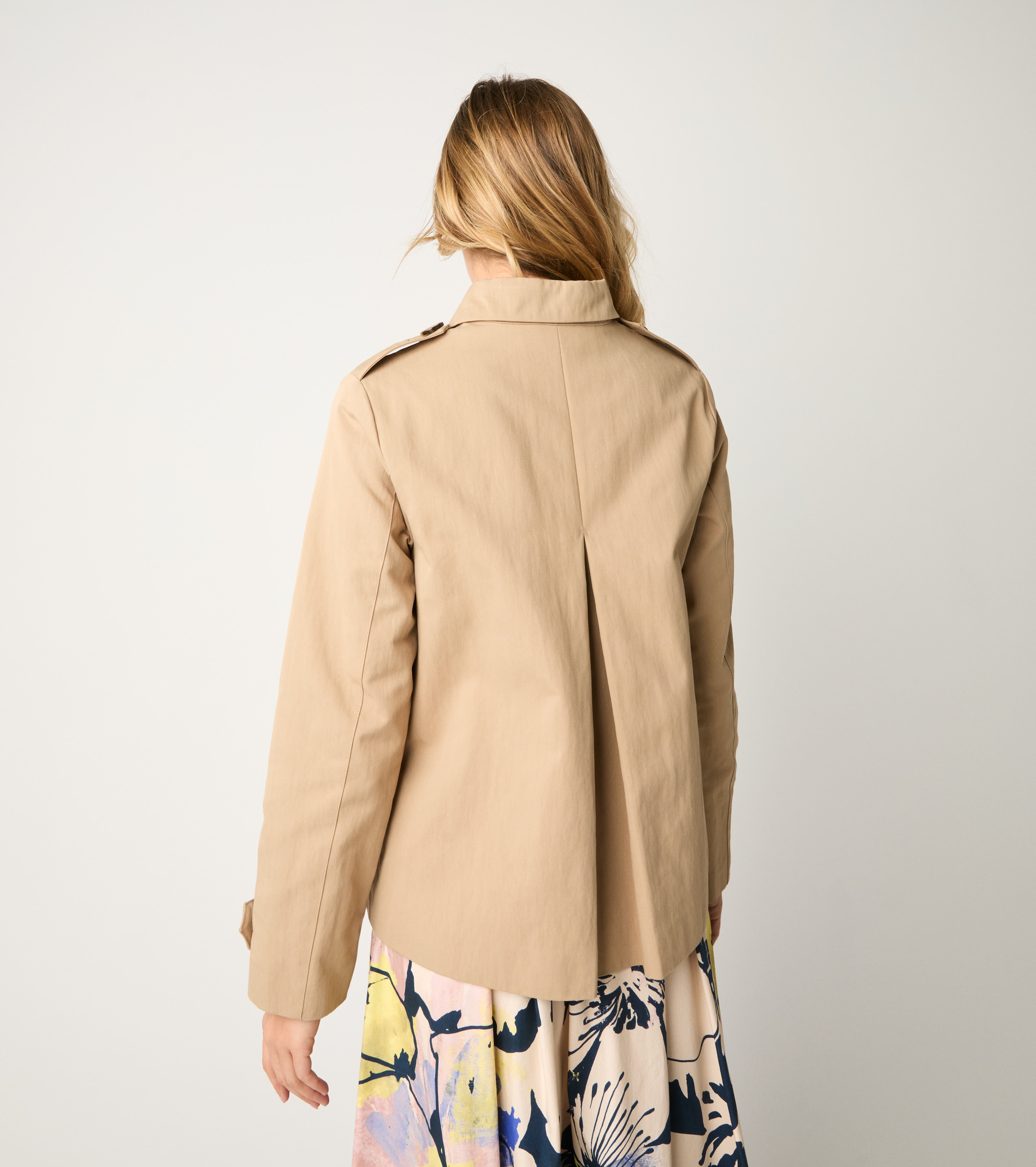 Късо палто с копчета от капуцин